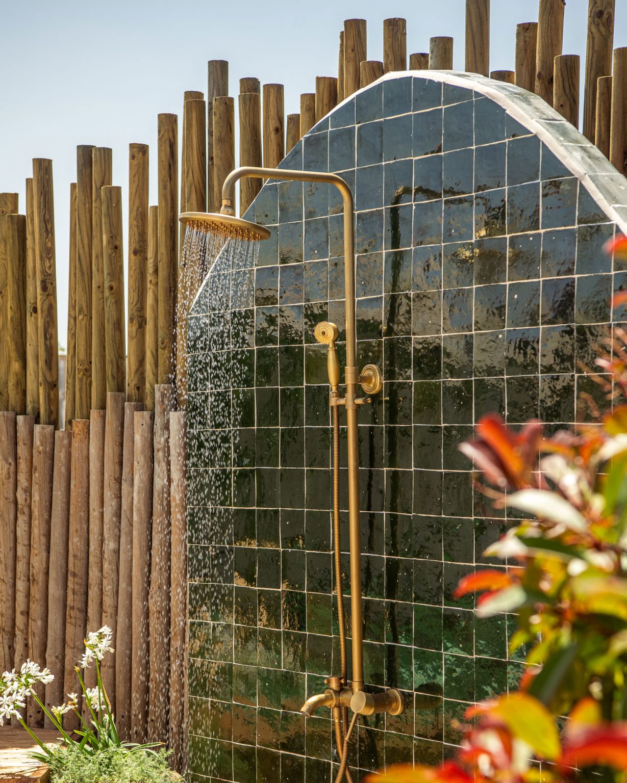 terrasse avec douche extérieure maison de pêcheur ancienne Portugal