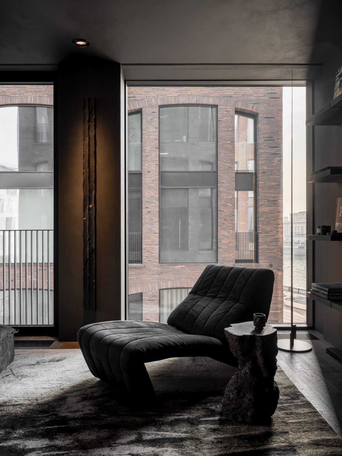 Un appartement contemporain intégralement noir pour des architectes