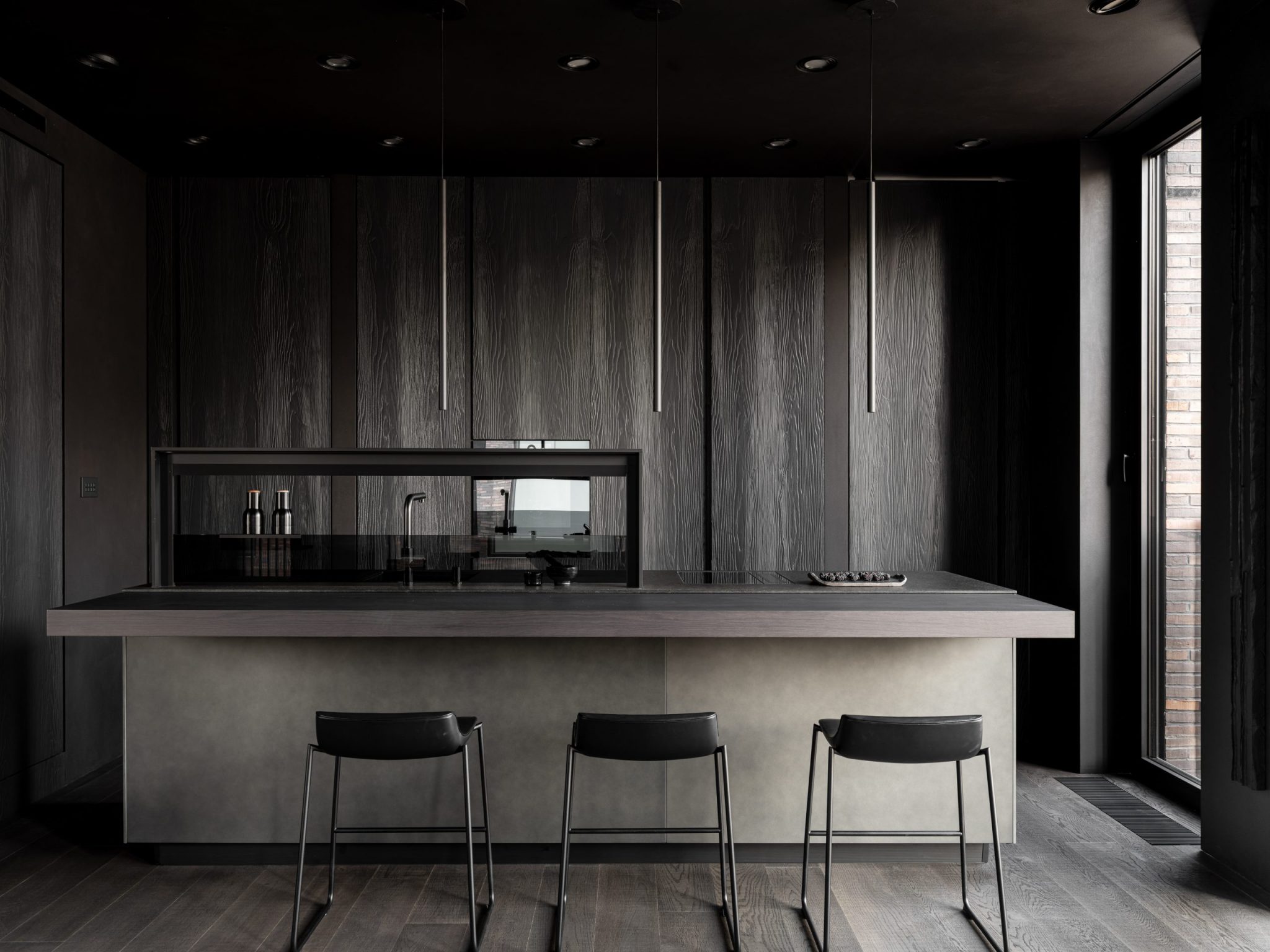 Un appartement contemporain intégralement noir pour des architectes
