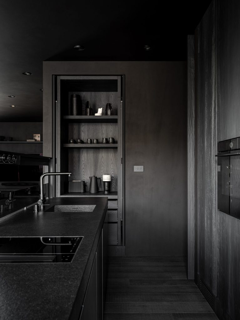 Un appartement contemporain intégralement noir pour des architectes