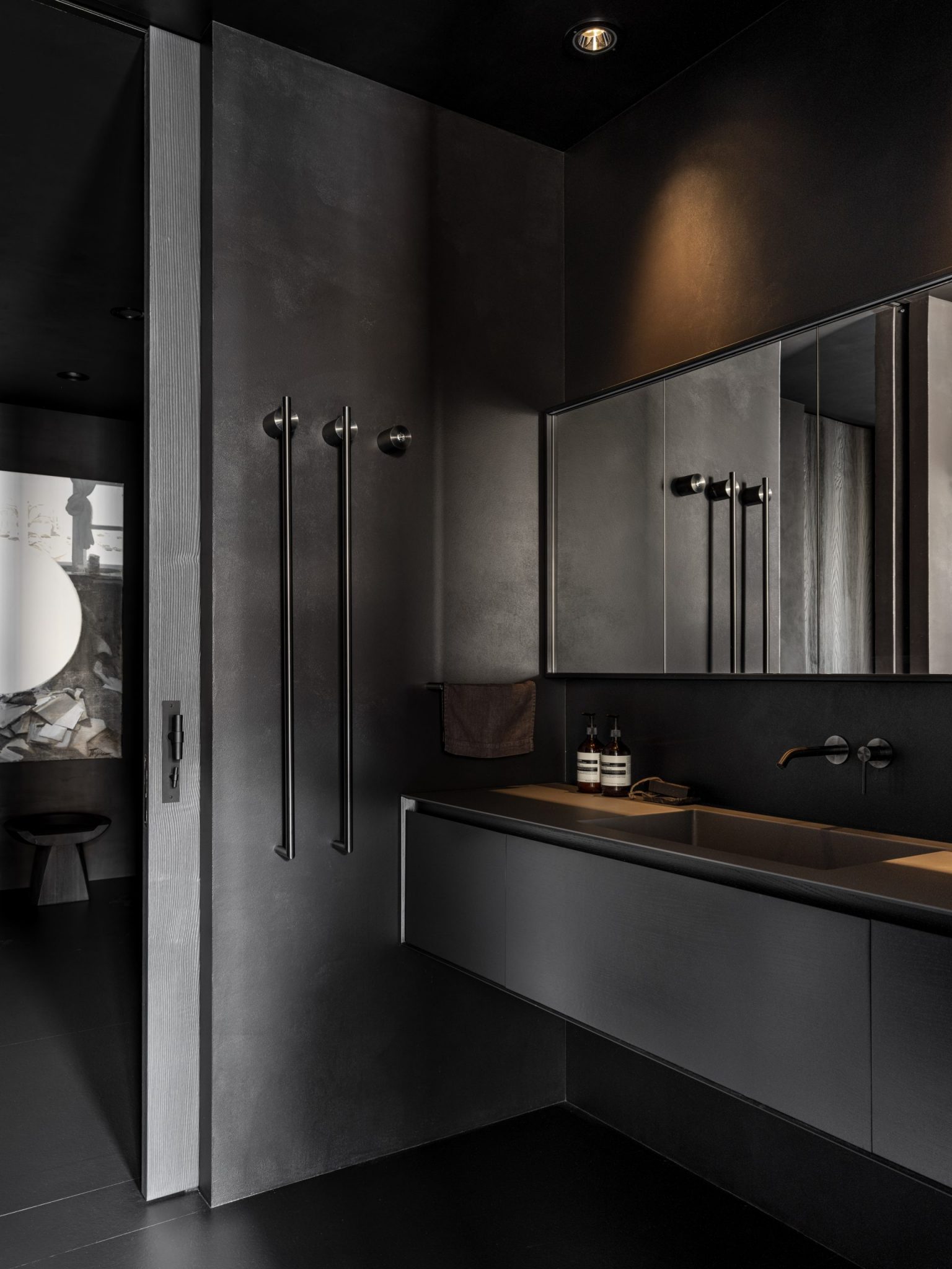 salle de bain design noire