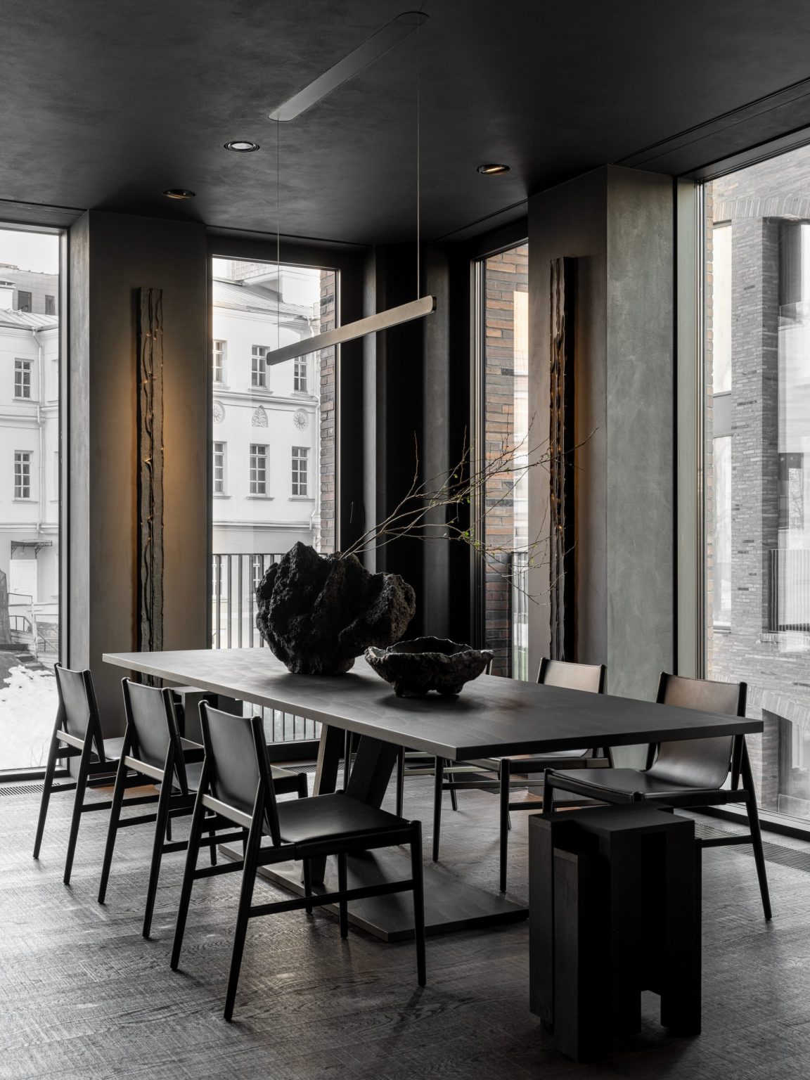 Un appartement contemporain intégralement noir pour des architectes