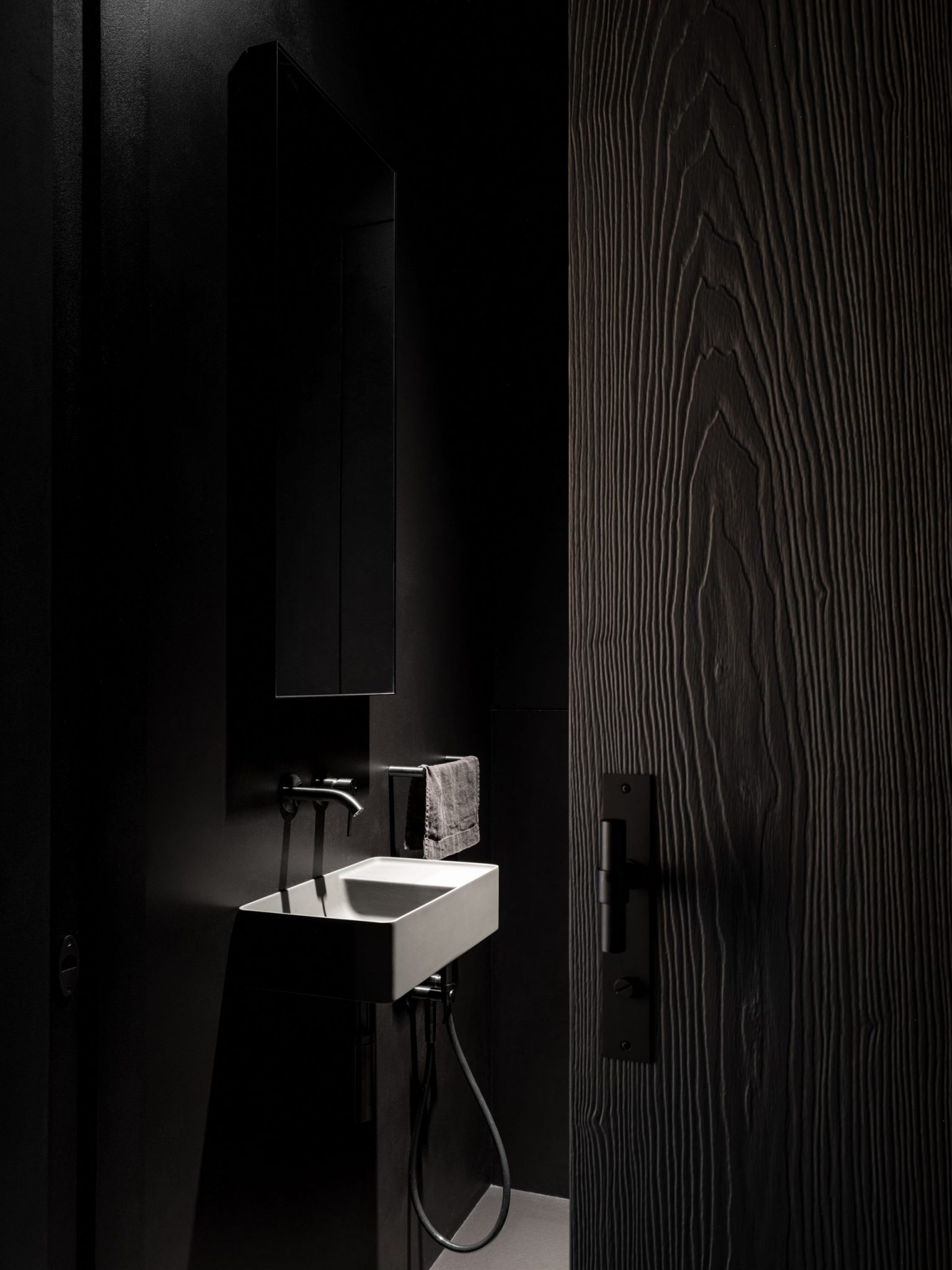 salle de bain design noire