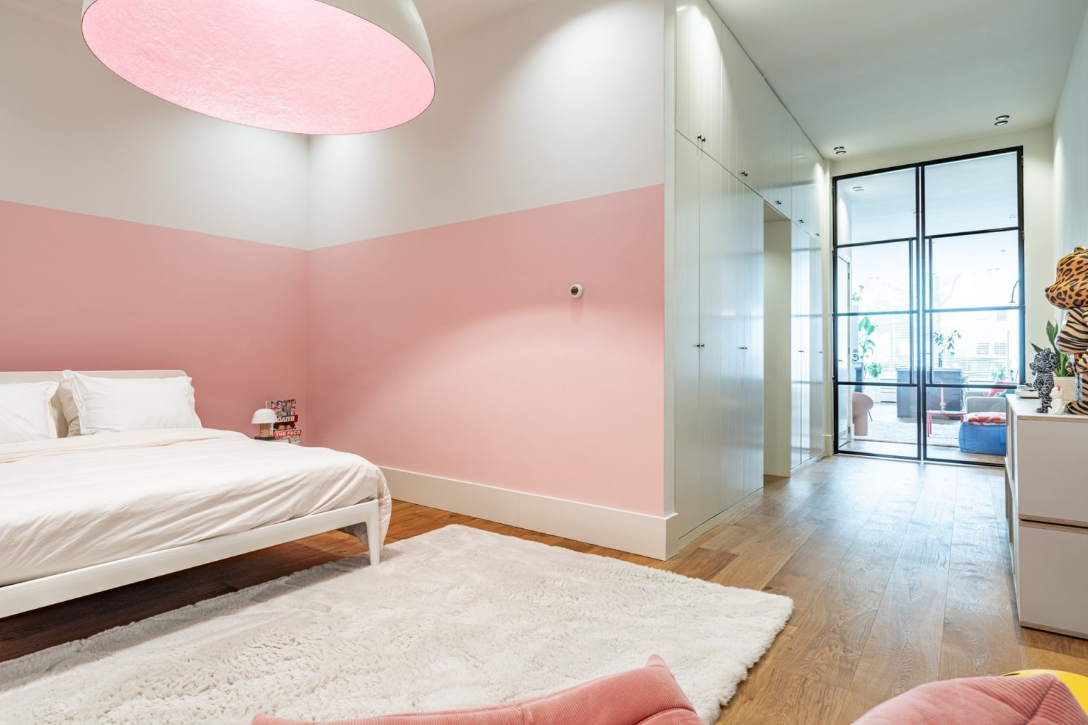 chambre rose et blanche