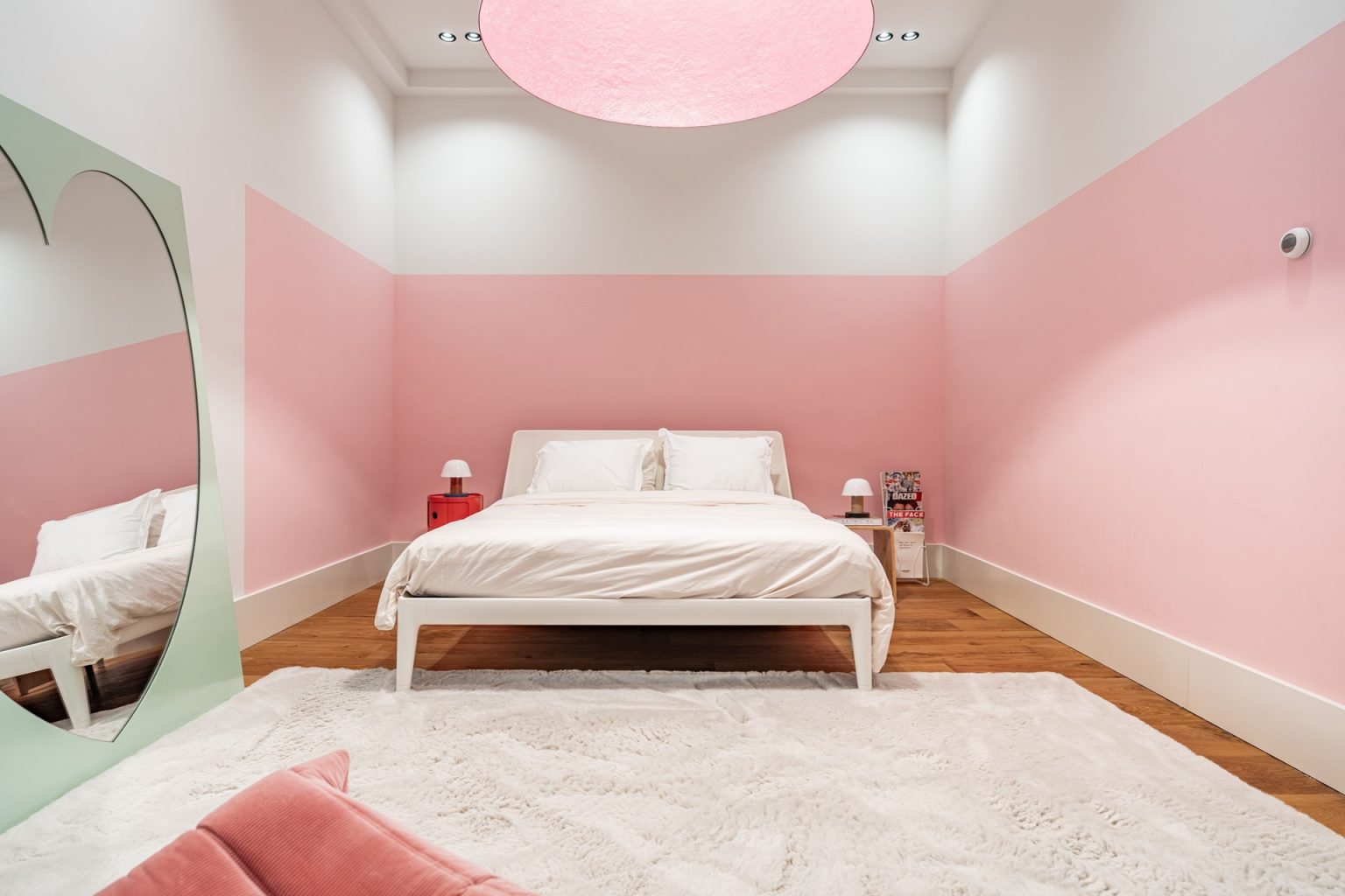 chambre rose et blanche