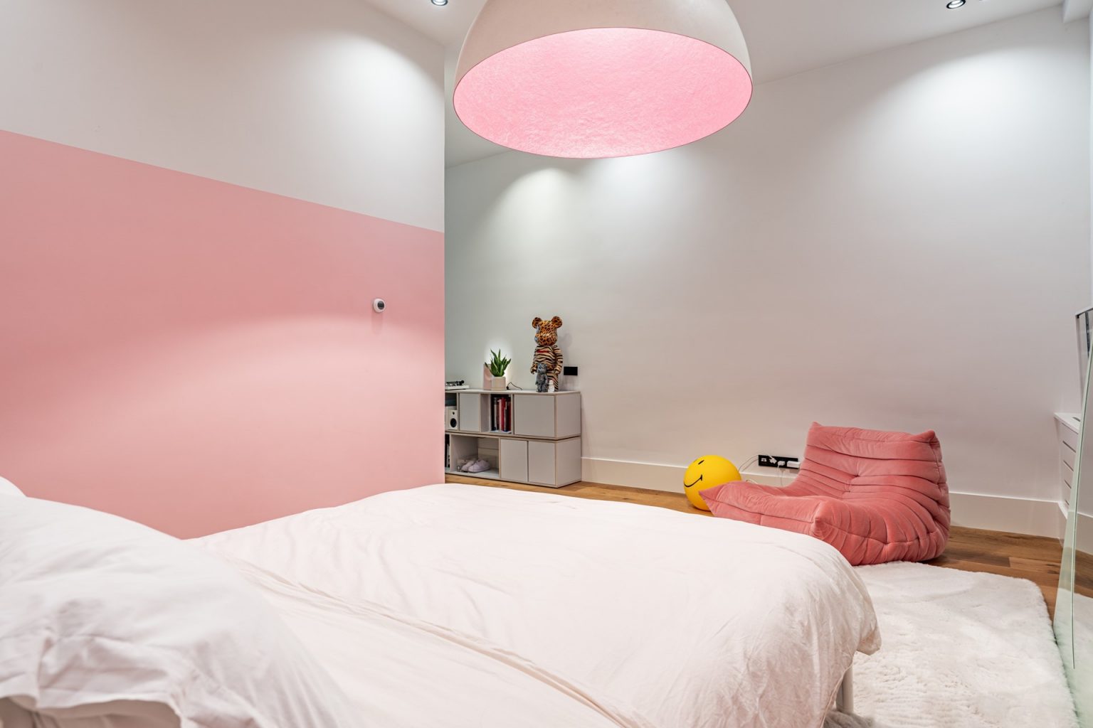 chambre rose et blanche