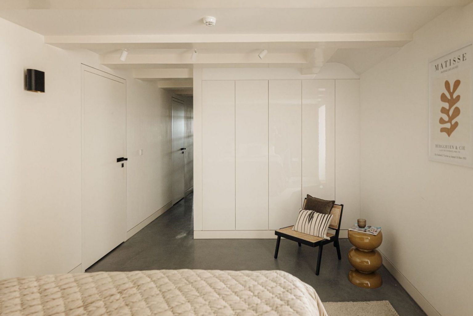 chambre contemporaine avec placards