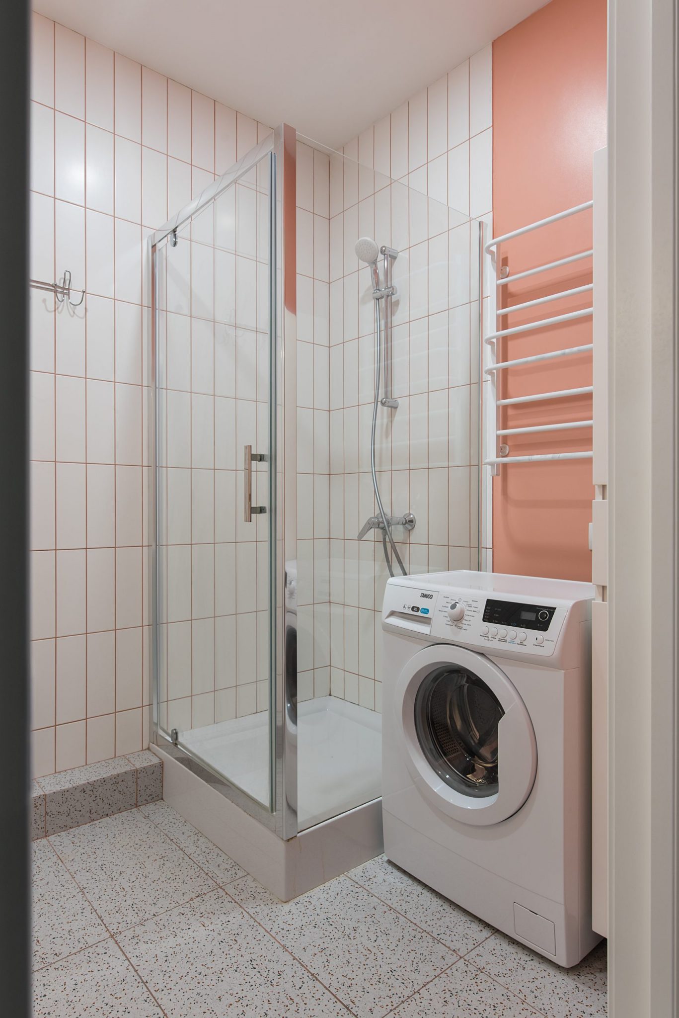 salle de bain blanche et terracotta petit appartement 38m2