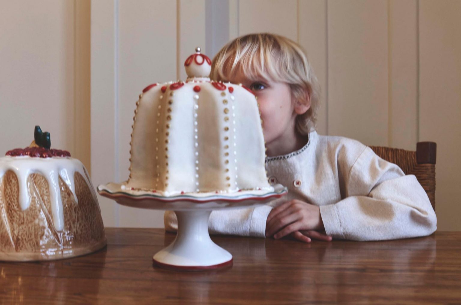 plat à gâteau avec cloche