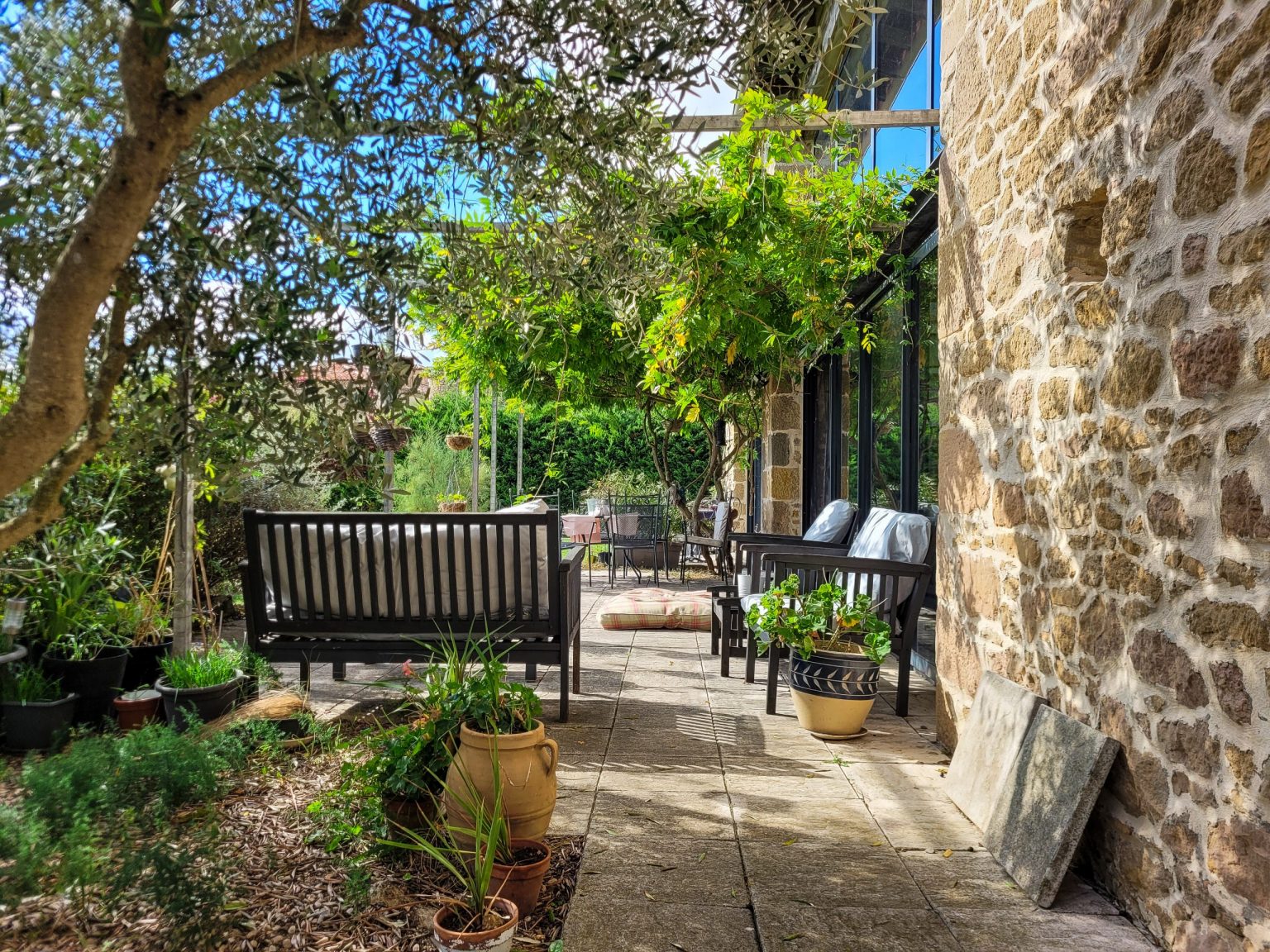 jardin maison en pierres dans le Lauragais