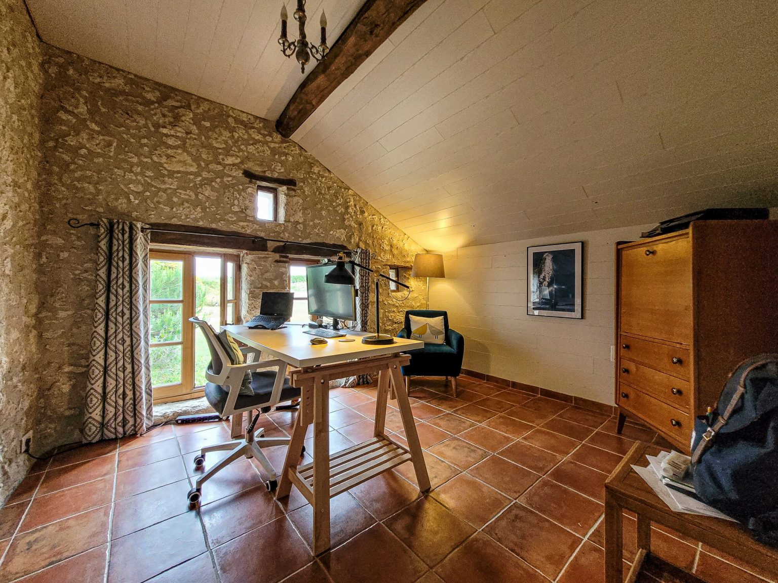 bureau avec poutres maison ancienne en pierres décoration rustique chic