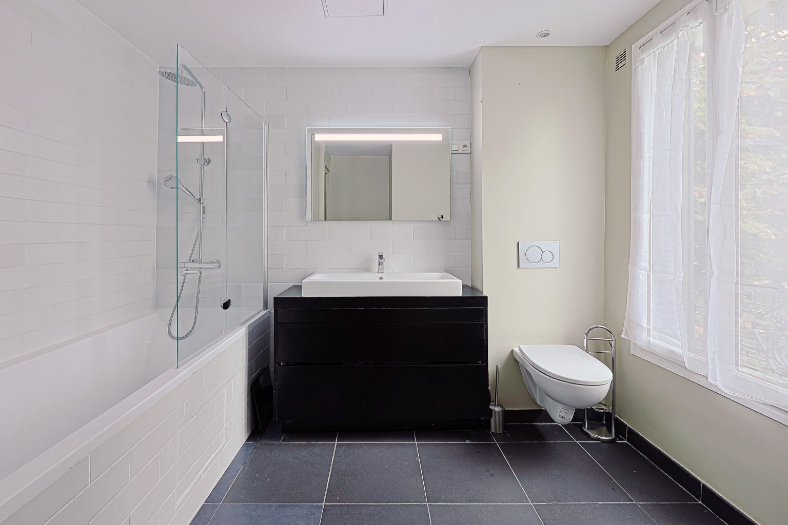 salle de bain moderne blanche et noire