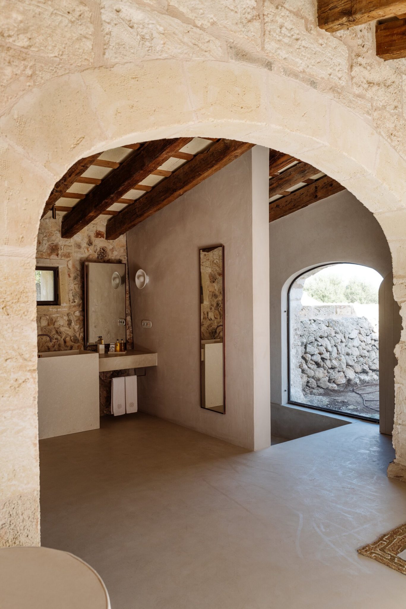 salle de bain avec poutres maison en pierres Santa Ana Minorque