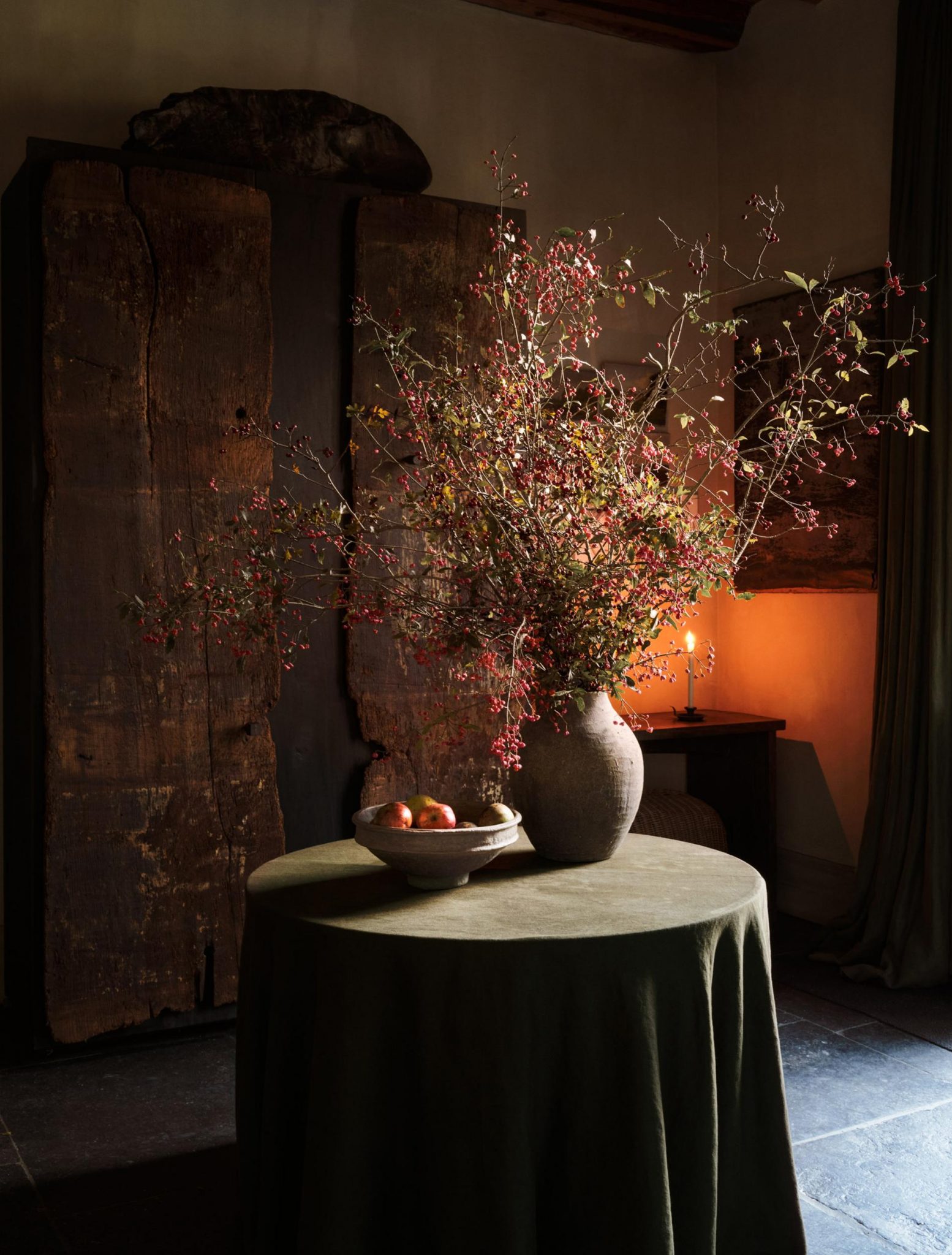 table avec vase et bouquet sec