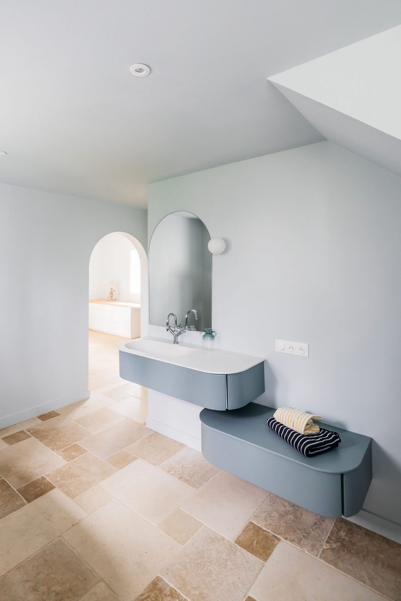 salle de bain design mansardée maison rénovée Bretagne