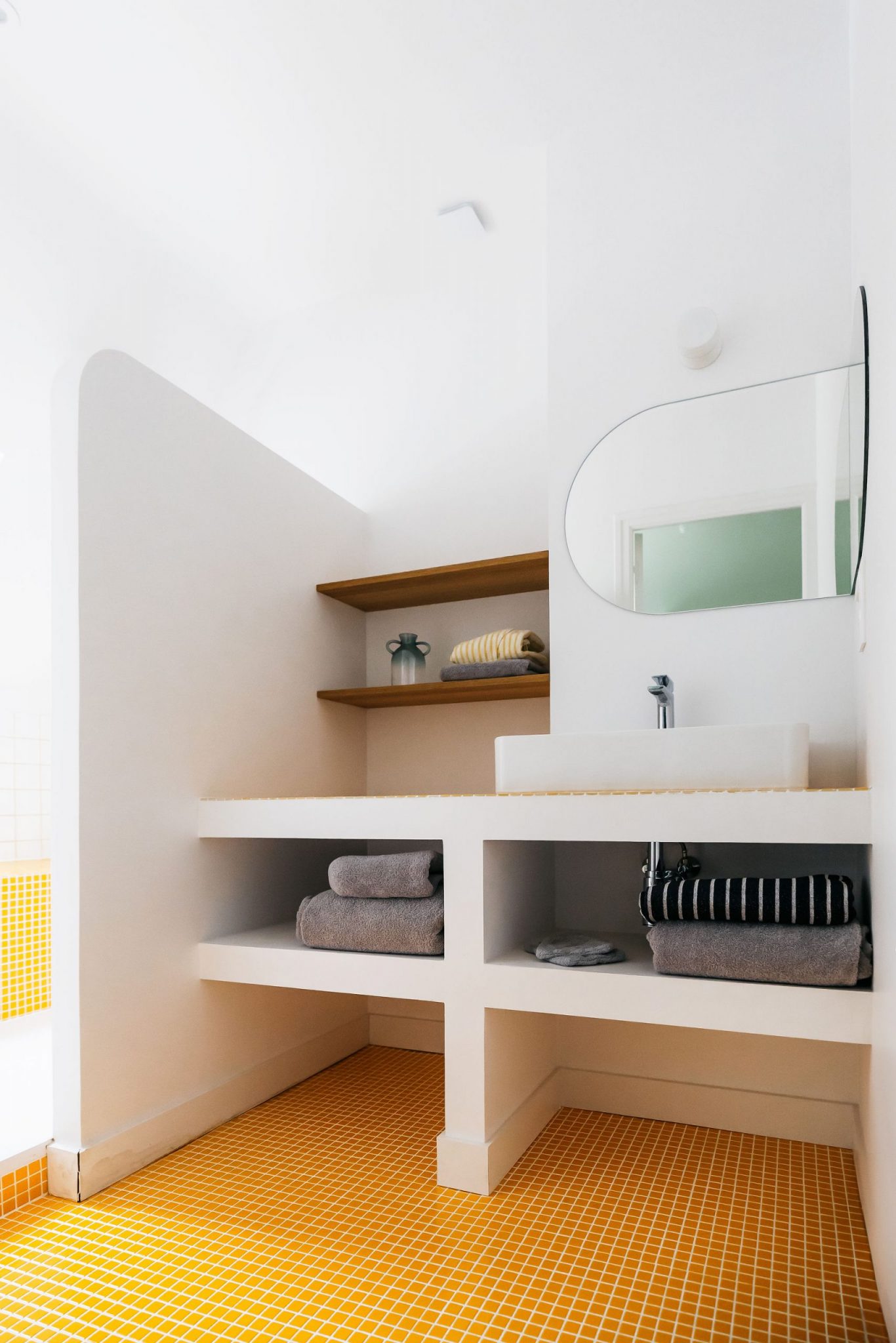 salle de bain jaune et blanche