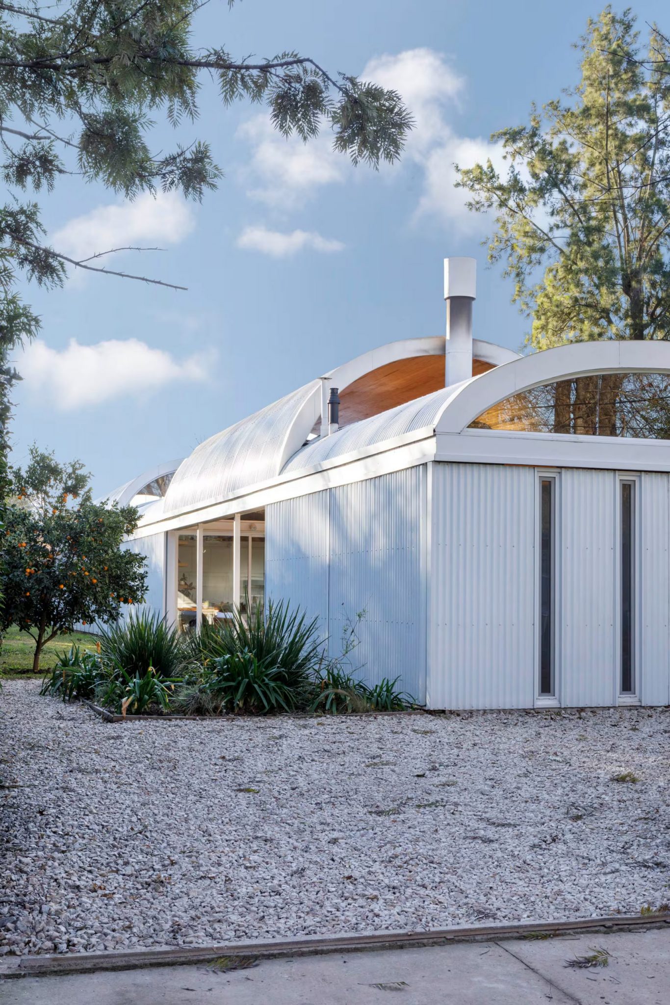 maison à la façade en tôle et au toit cintré