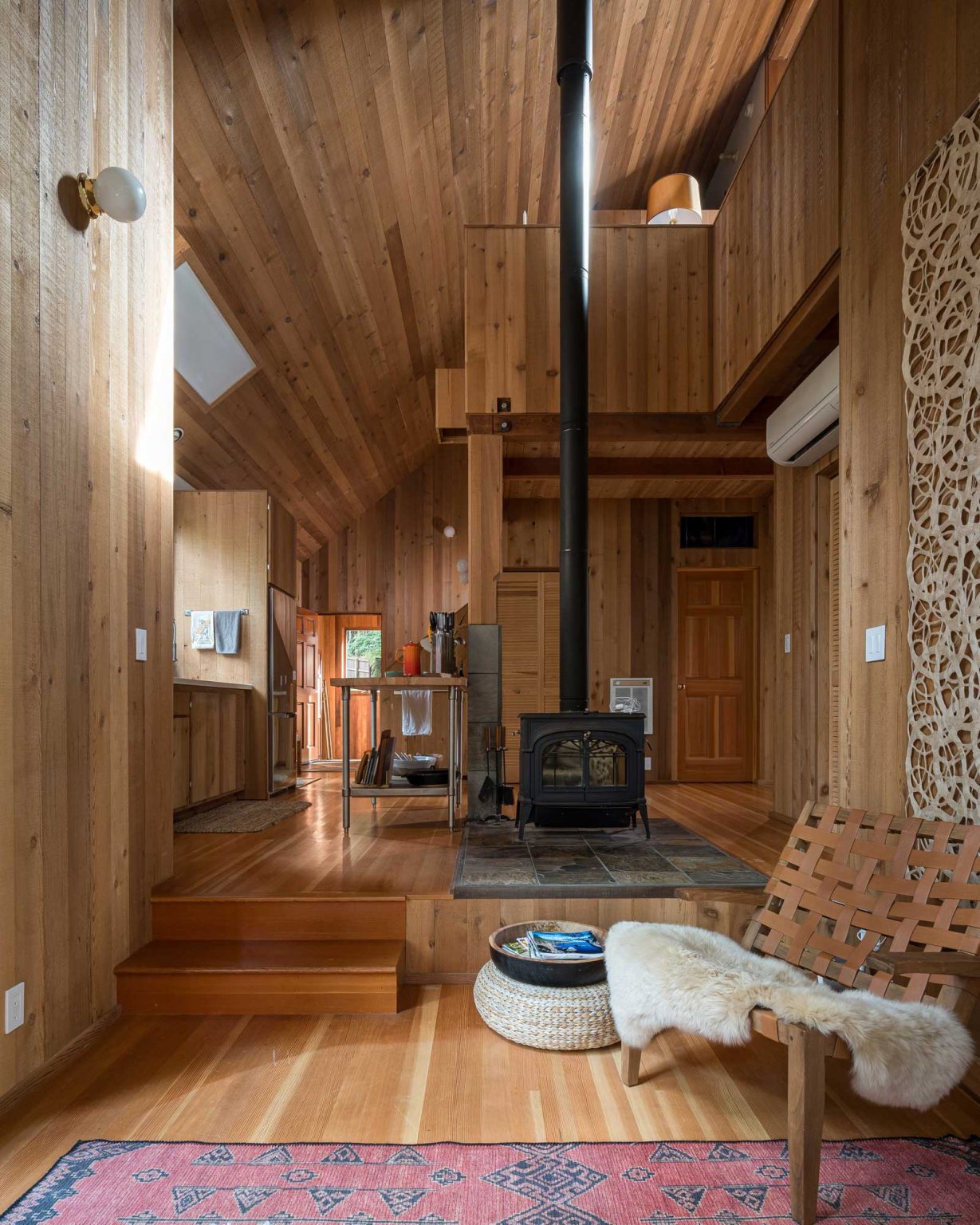 salon avec poêle maison en bois Sea Ranch Californie