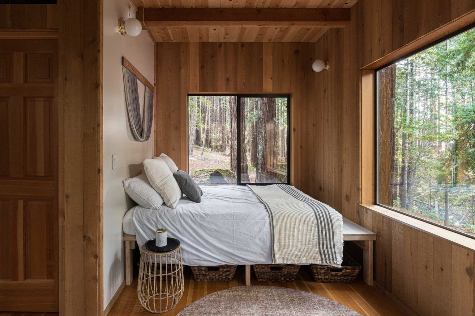 chambre vue forêt maison en bois Sea Ranch Californie