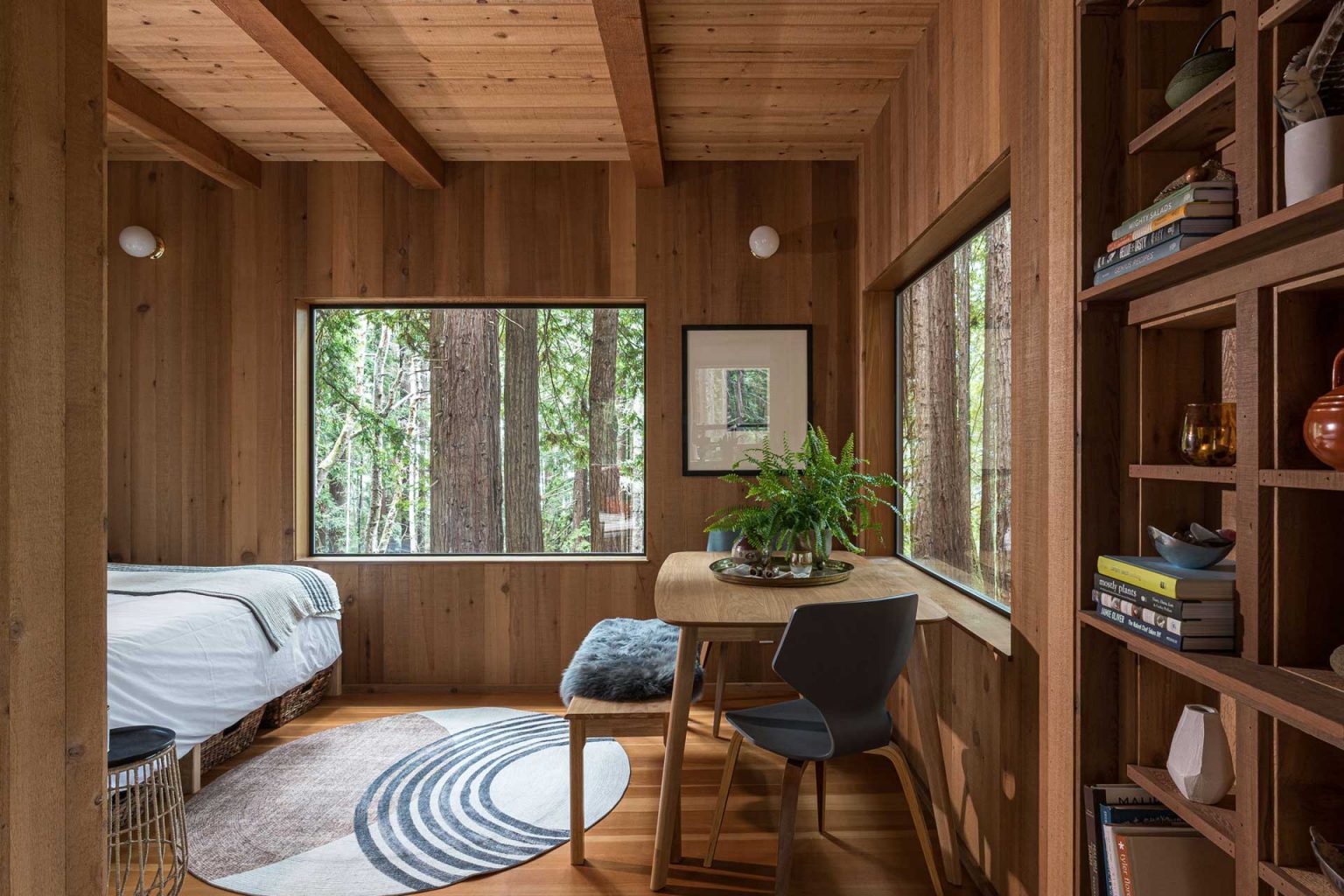 chambre vue forêt maison en bois Sea Ranch Californie