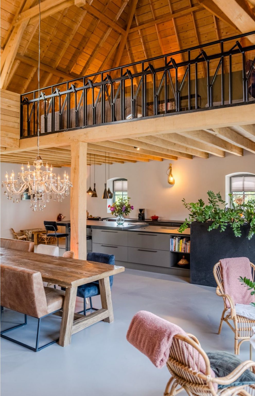 Une ancienne ferme rénovée aux Pays-Bas à la décoration contemporaine