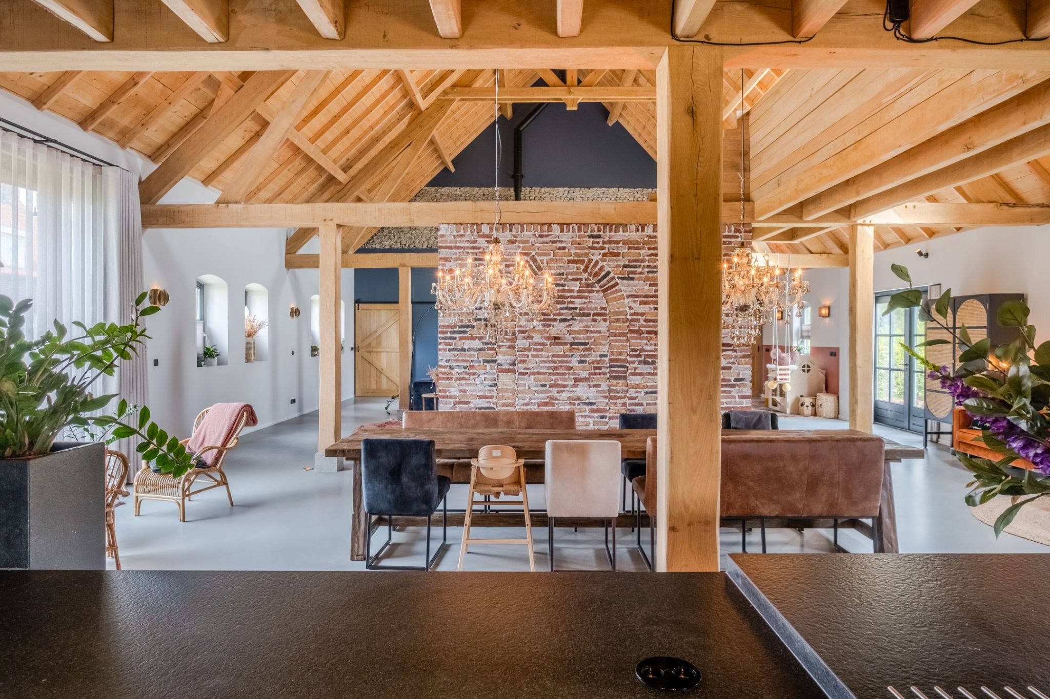 Une ancienne ferme rénovée aux Pays-Bas à la décoration contemporaine