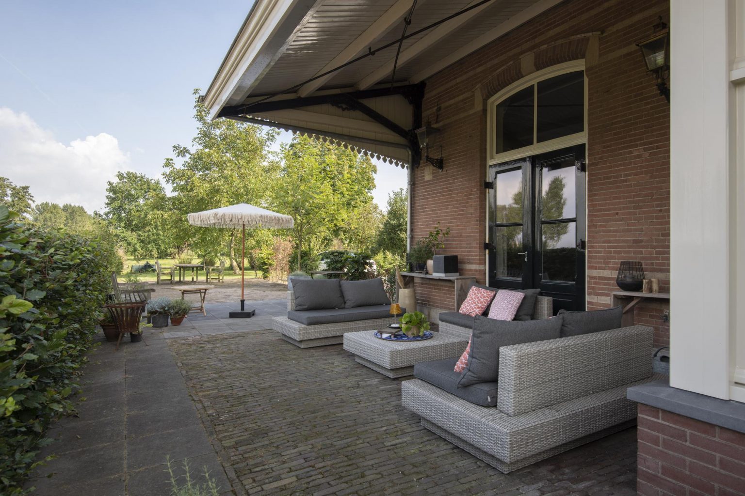 terrasse maison en briques dans une ancienne gare