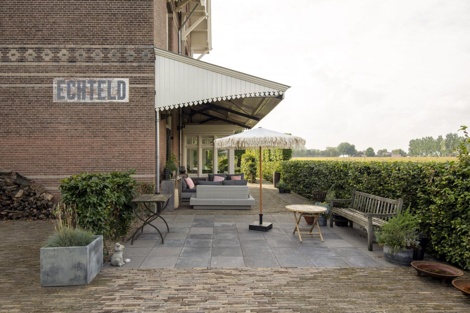 terrasse maison en briques dans une ancienne gare