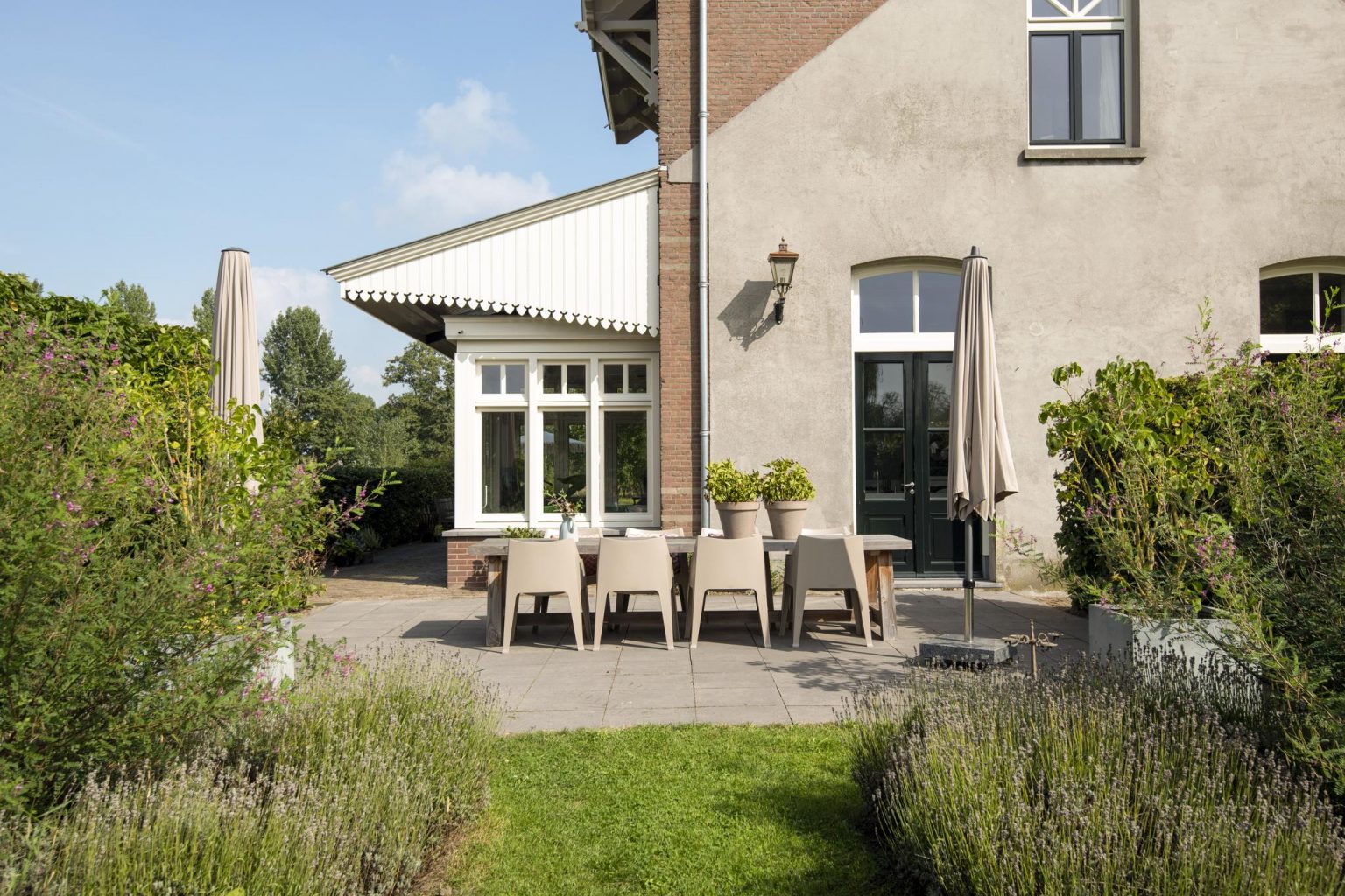 terrasse maison en briques dans une ancienne gare