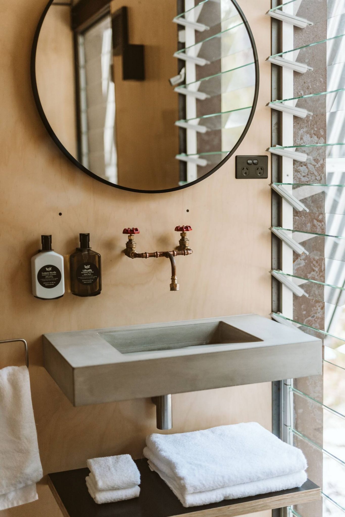 salle de bain petite maison en bois The Hideaway