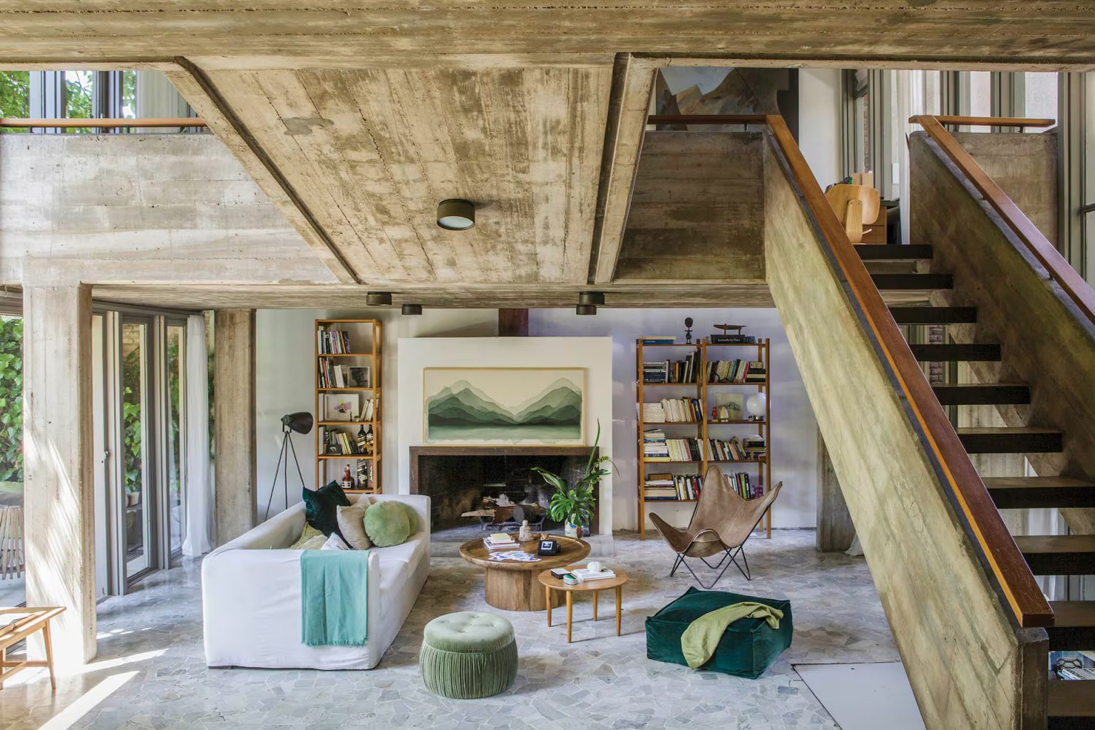 Une maison en béton de style mid-century entouré par un jardin luxuriant