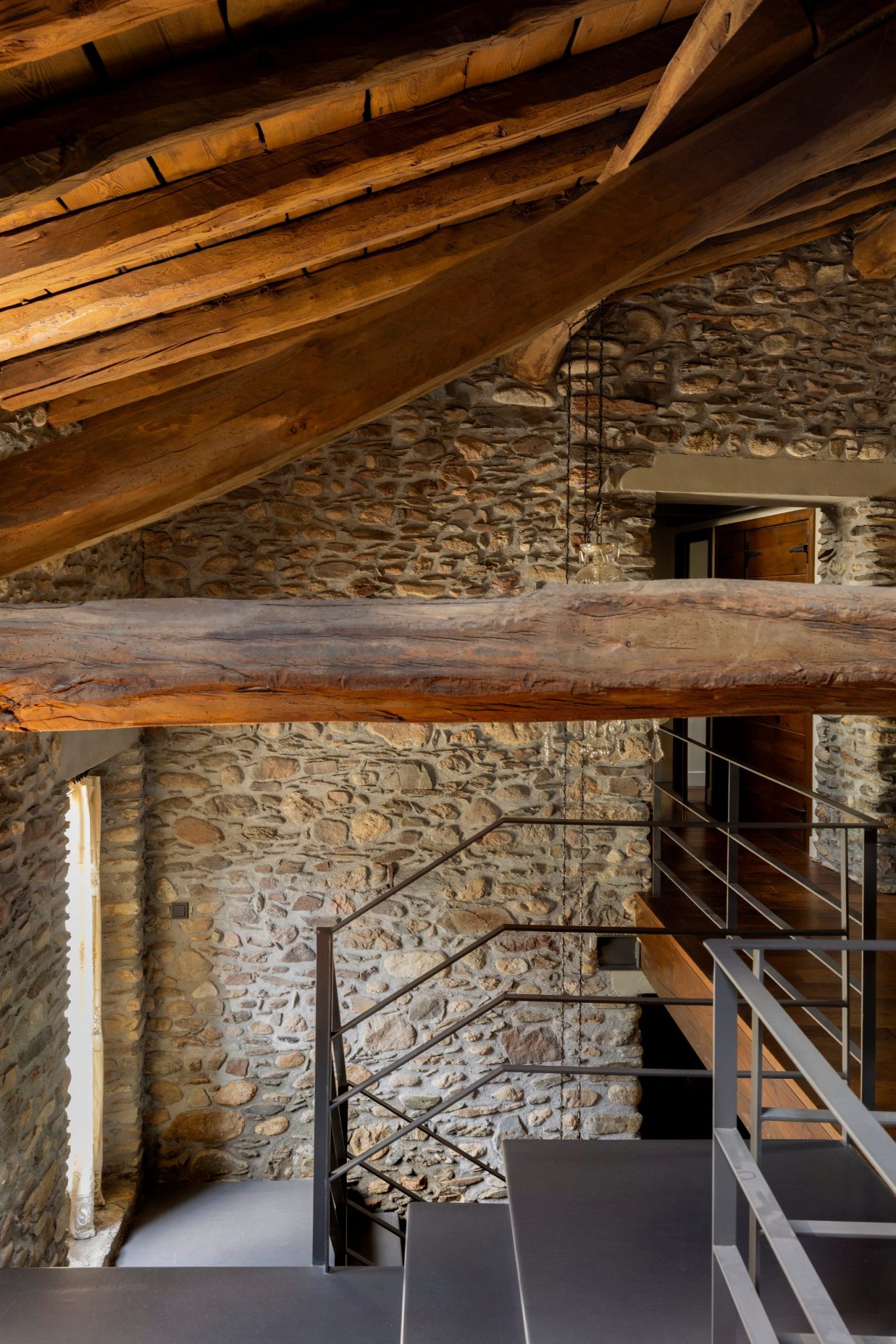 escalier en acier noir dans maison ancienne en pierres