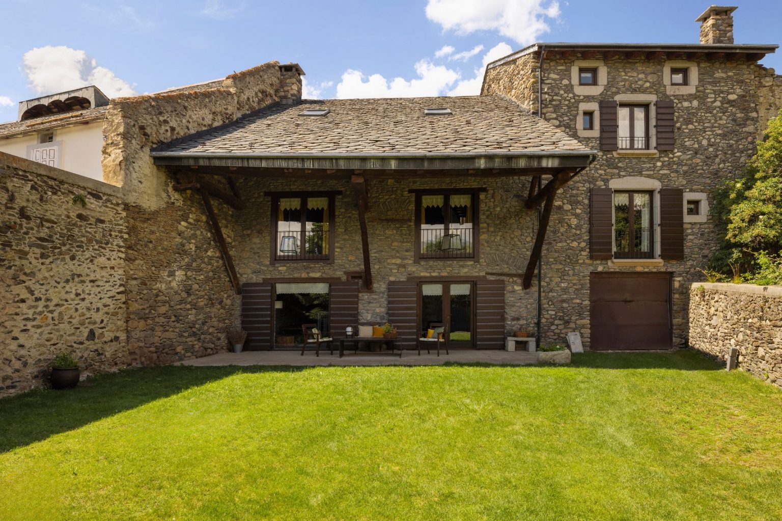 ancienne ferme rénovée en style rustique