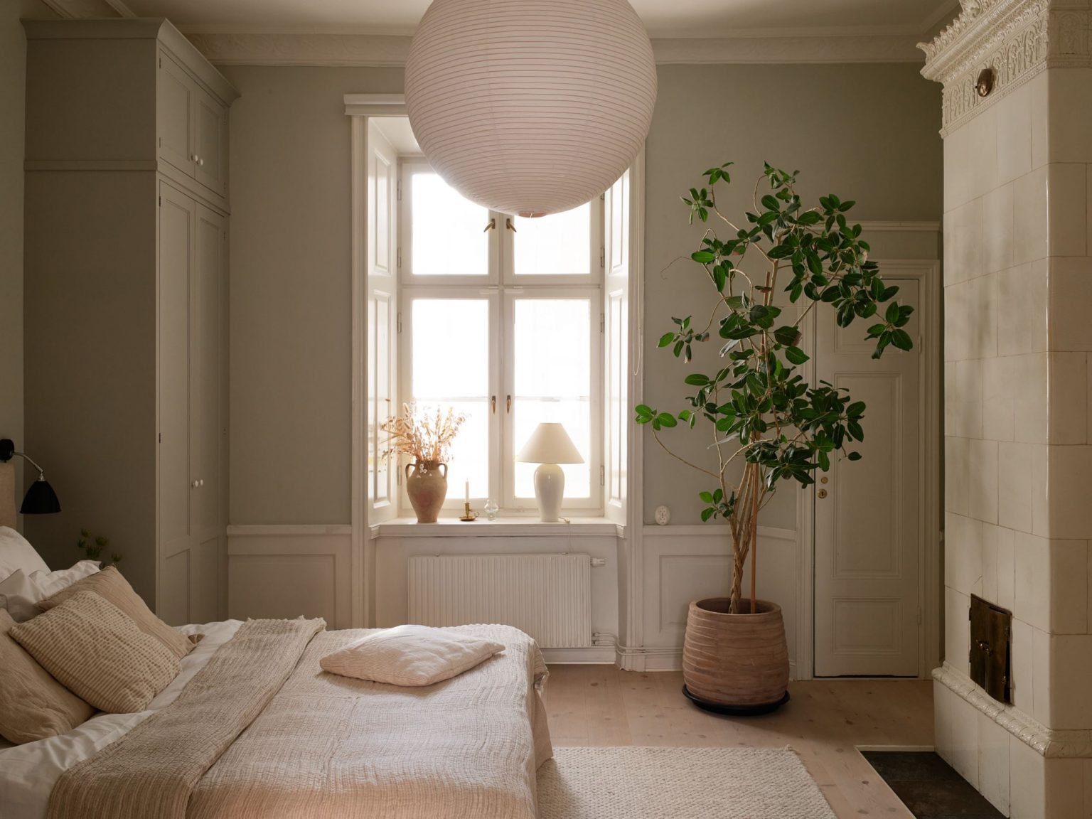 chambre avec moulures et poêle ancien décoration scandinave