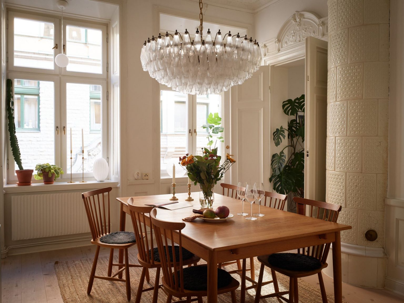 salle à manger avec moulures et poêle ancien décoration scandinave