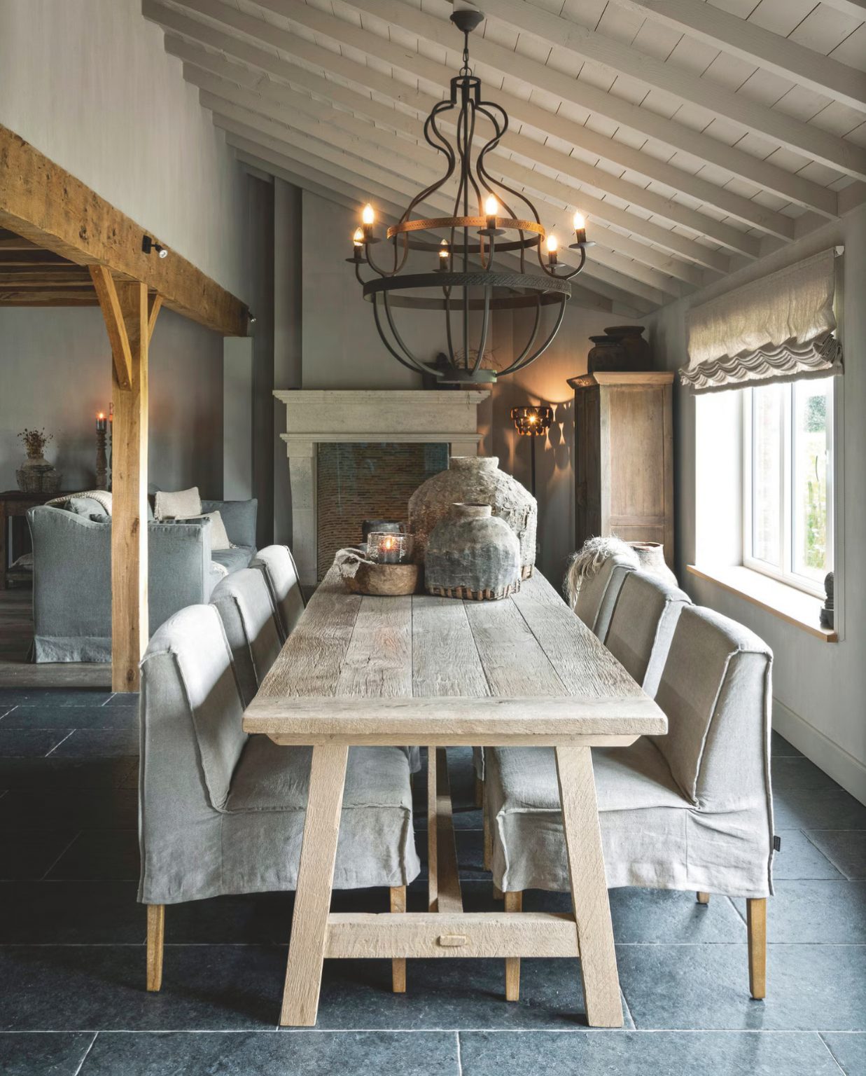 salle à manger avec poutres décoration contemporaine flamande rustique chic