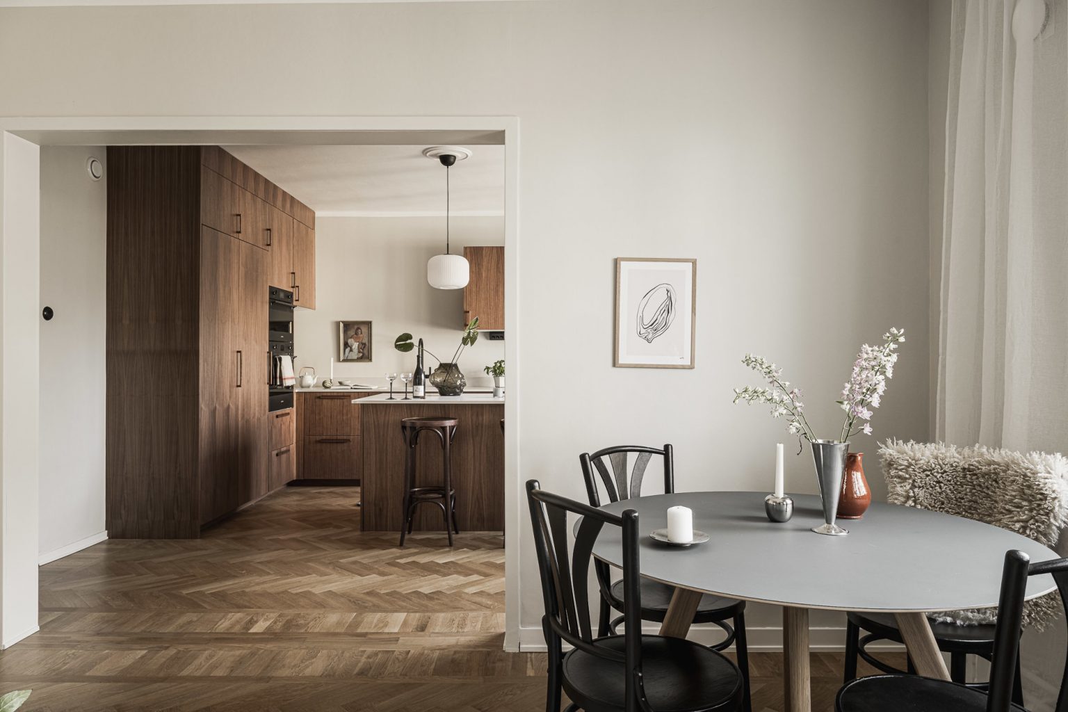 salle à manger et cuisine ouverte appartement 54m2 décoration neutre et scandinave