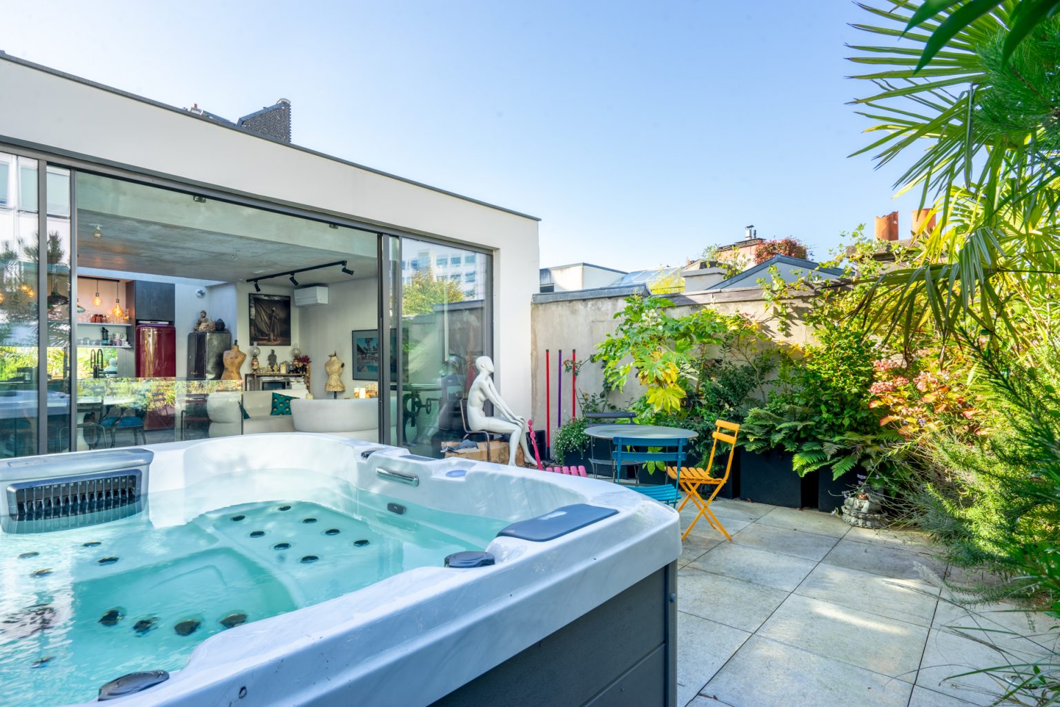 terrasse avec jacuzzi maison Paris Photo : © Thomas Leclerc pour Espaces Atypiques