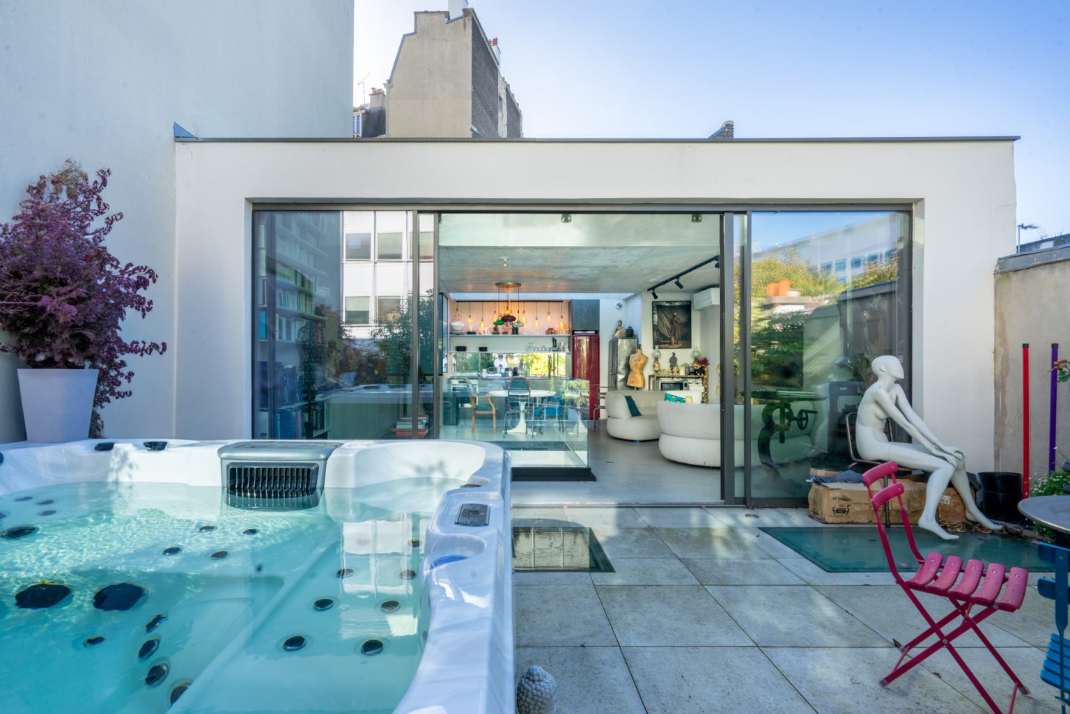 terrasse avec jacuzzi maison Paris Photo : © Thomas Leclerc pour Espaces Atypiques