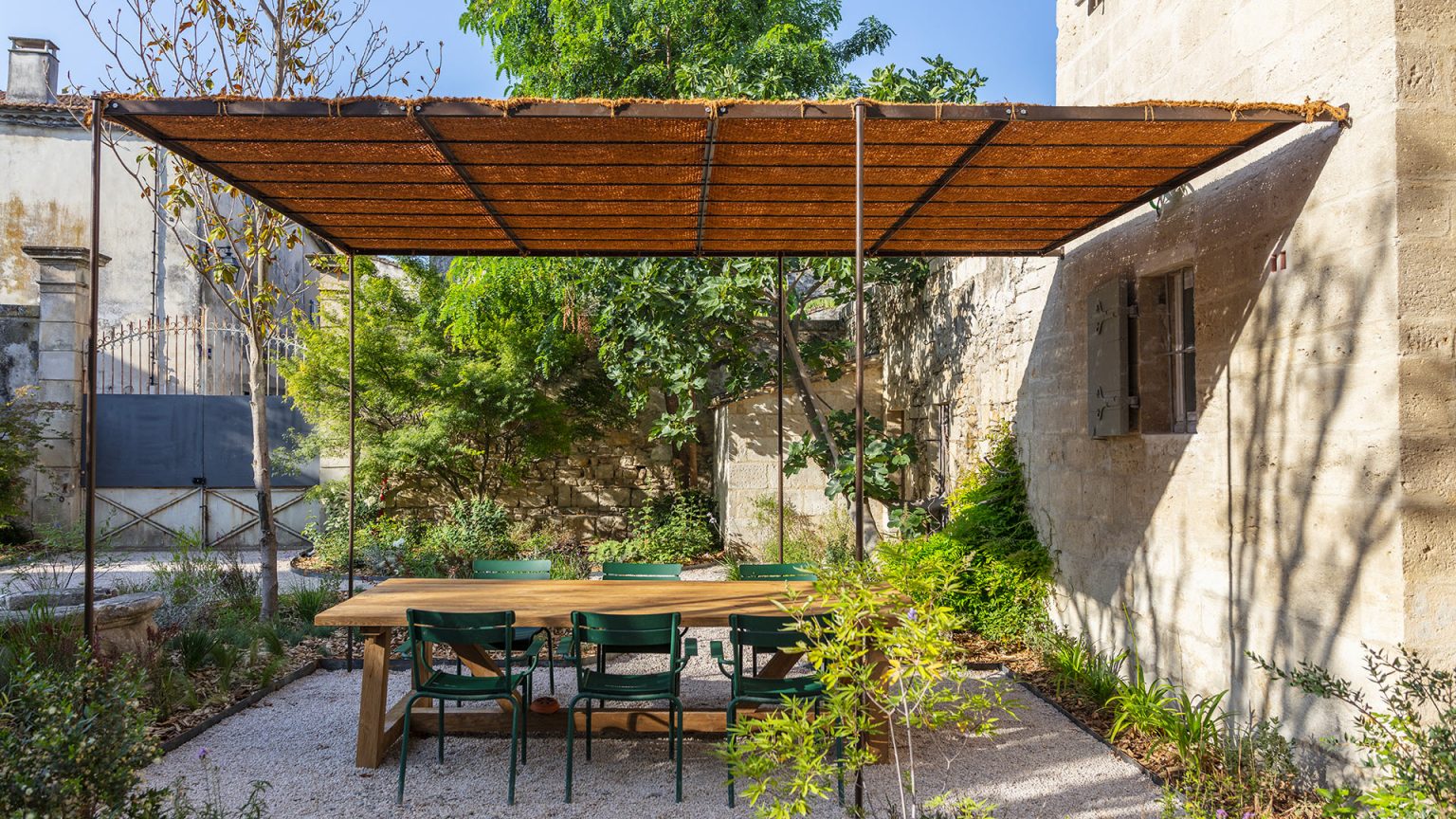 terrasse avec pergola métal et cannisses maison Provence