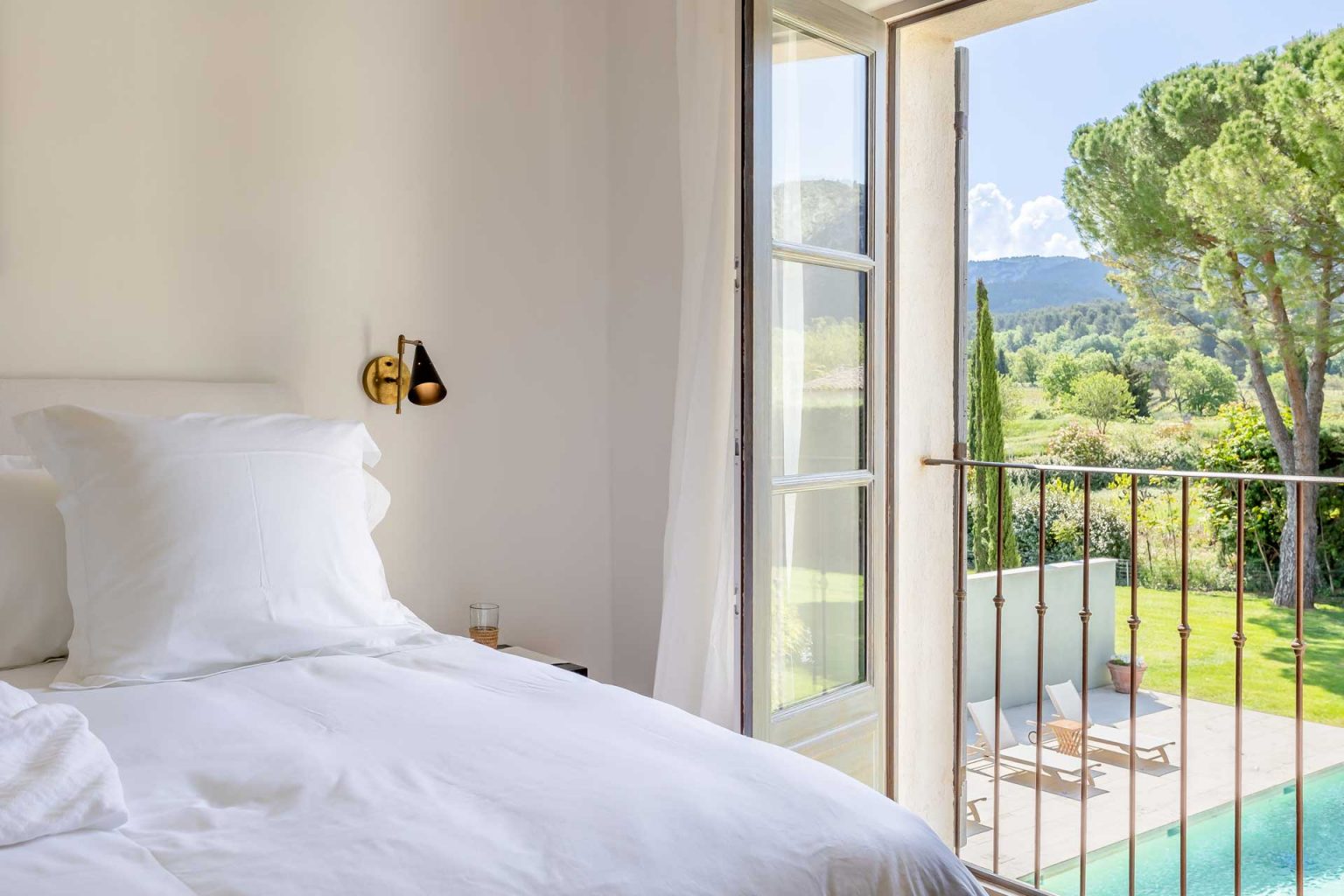 chambre vue piscine maison du sud de la France le Mas Gris Luberon