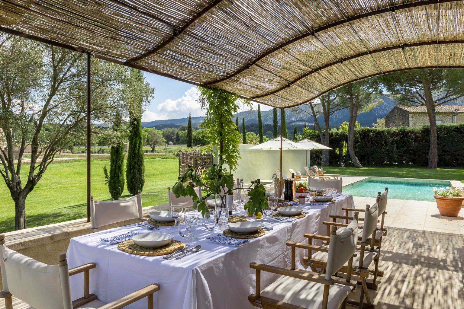 terrasse avec pergola métal le Mas Gris Luberon