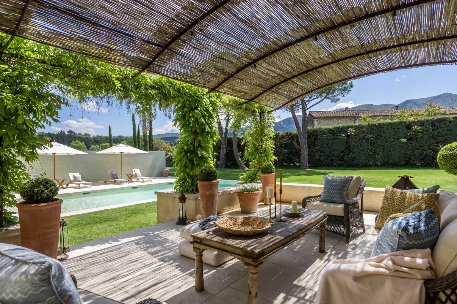 terrasse avec pergola métal le Mas Gris Luberon