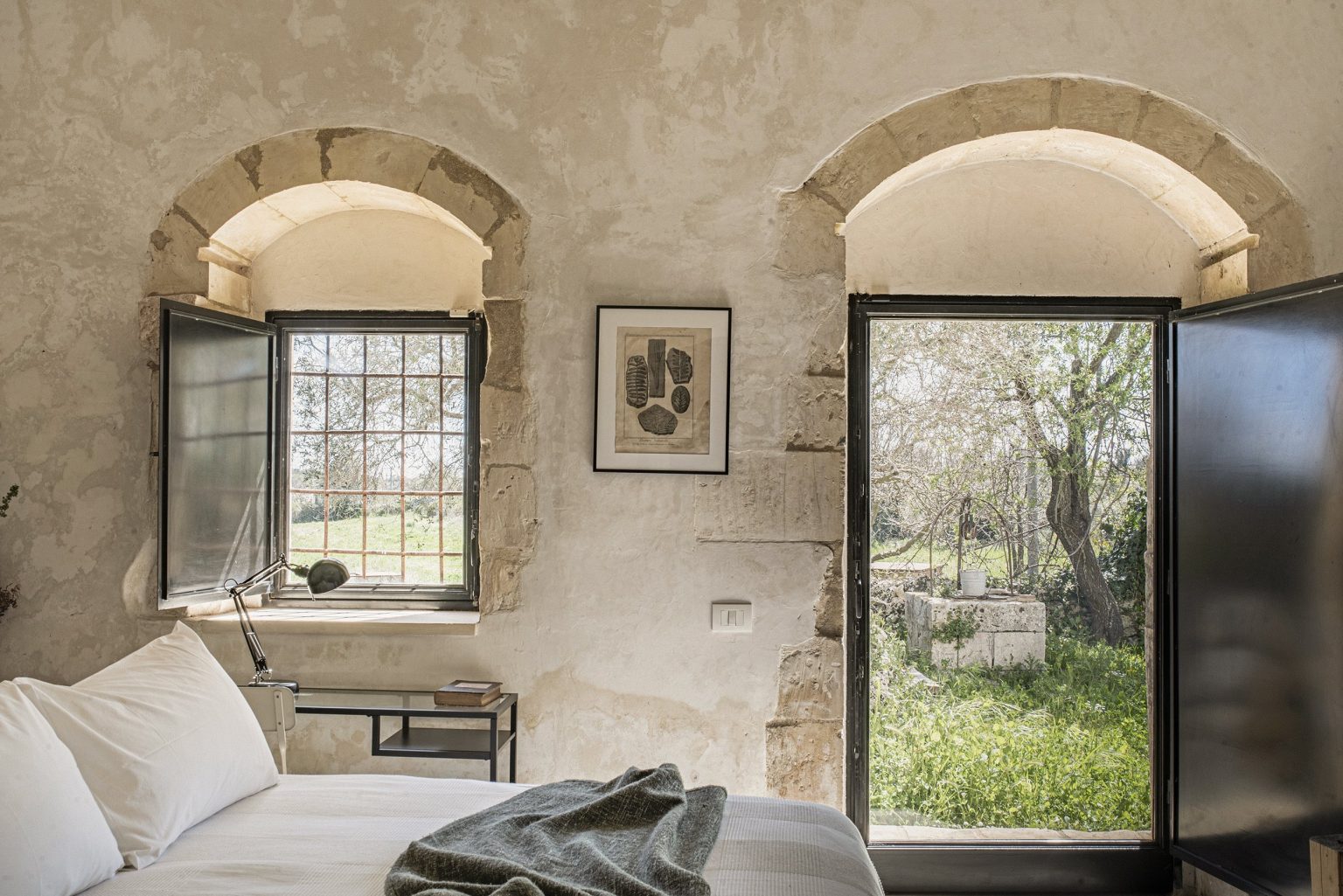 chambre décoration contemporaine ancienne ferme rénovée en Sicile Casa Balat