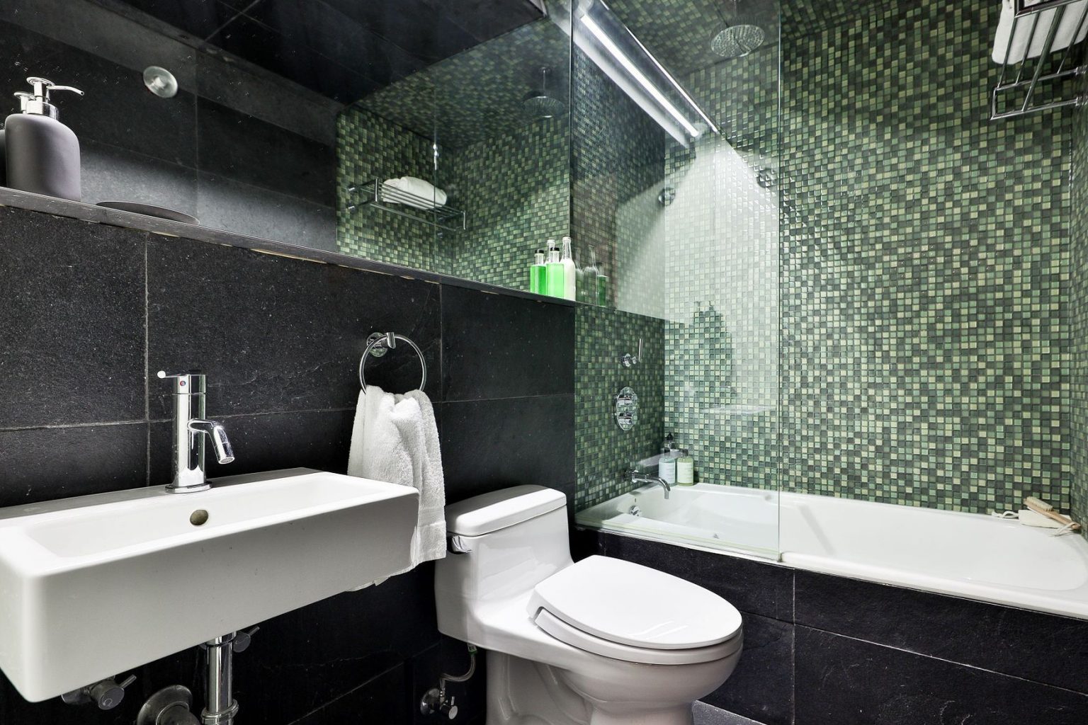 salle de bain carrelage vert et noir