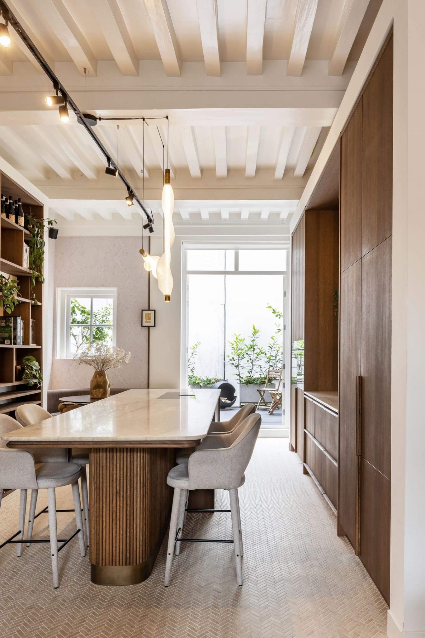 salle à manger avec poutres et cuisine ouverte décoration contemporaine