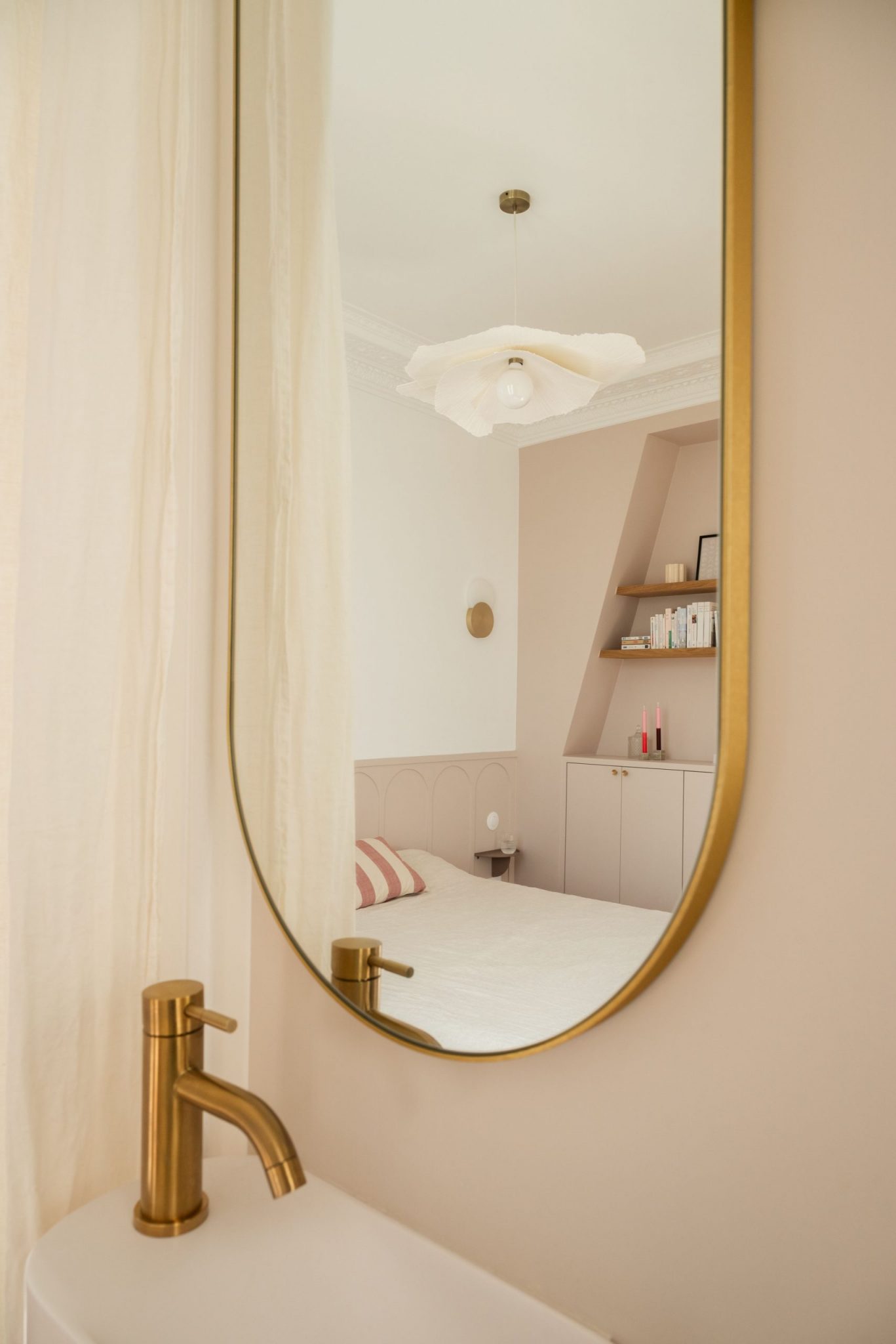 chambre avec salle de bain appartement haussmannien Photo: © Cassandre Favaro