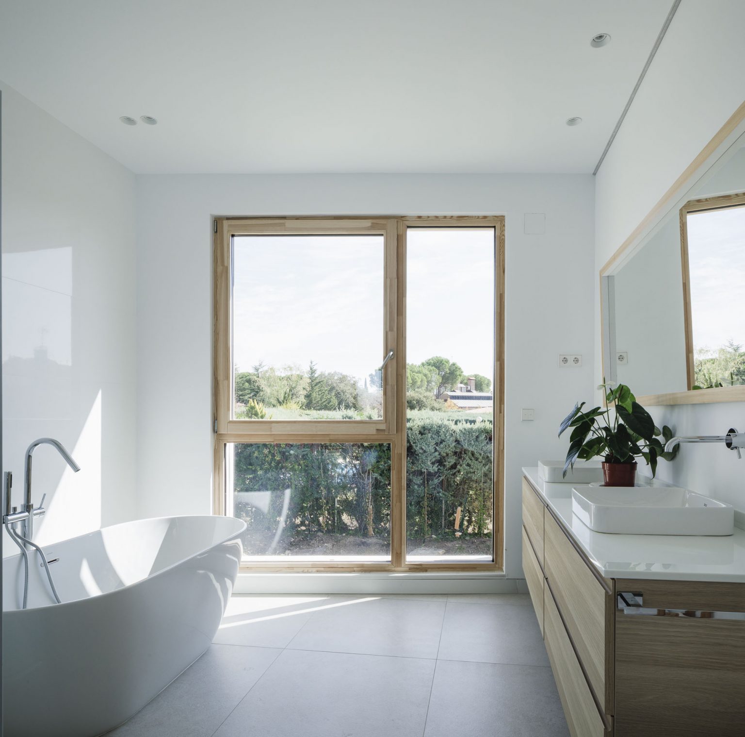 salle de bain avec baie vitrée décoration design