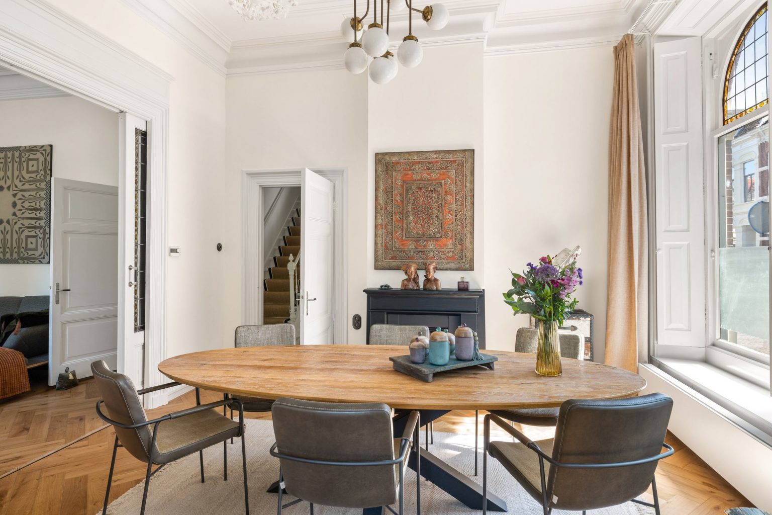 salle à manger avec vitraux maison de ville du 19e siècle