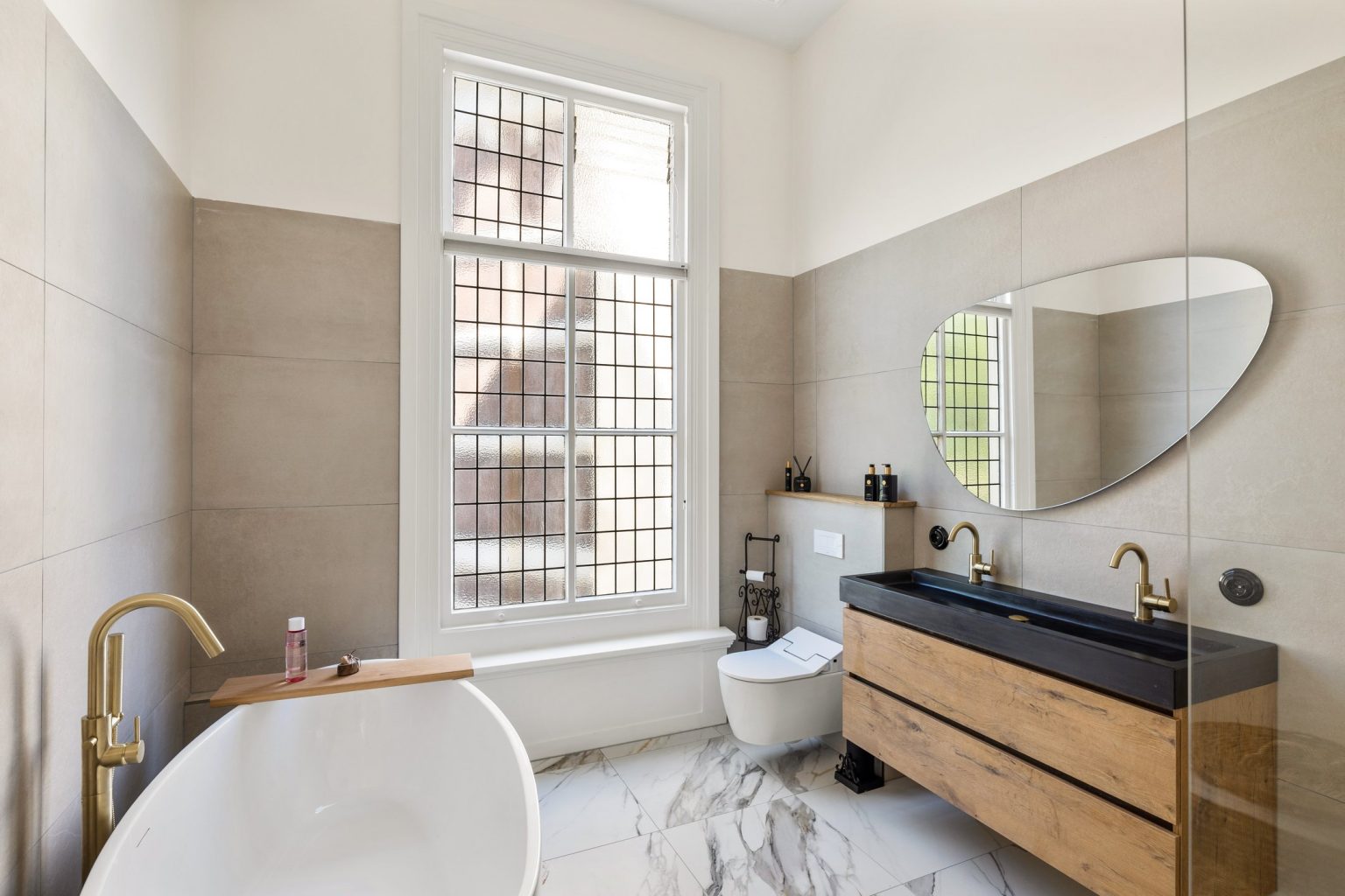 salle de bain avec vitraux maison de ville du 19e siècle